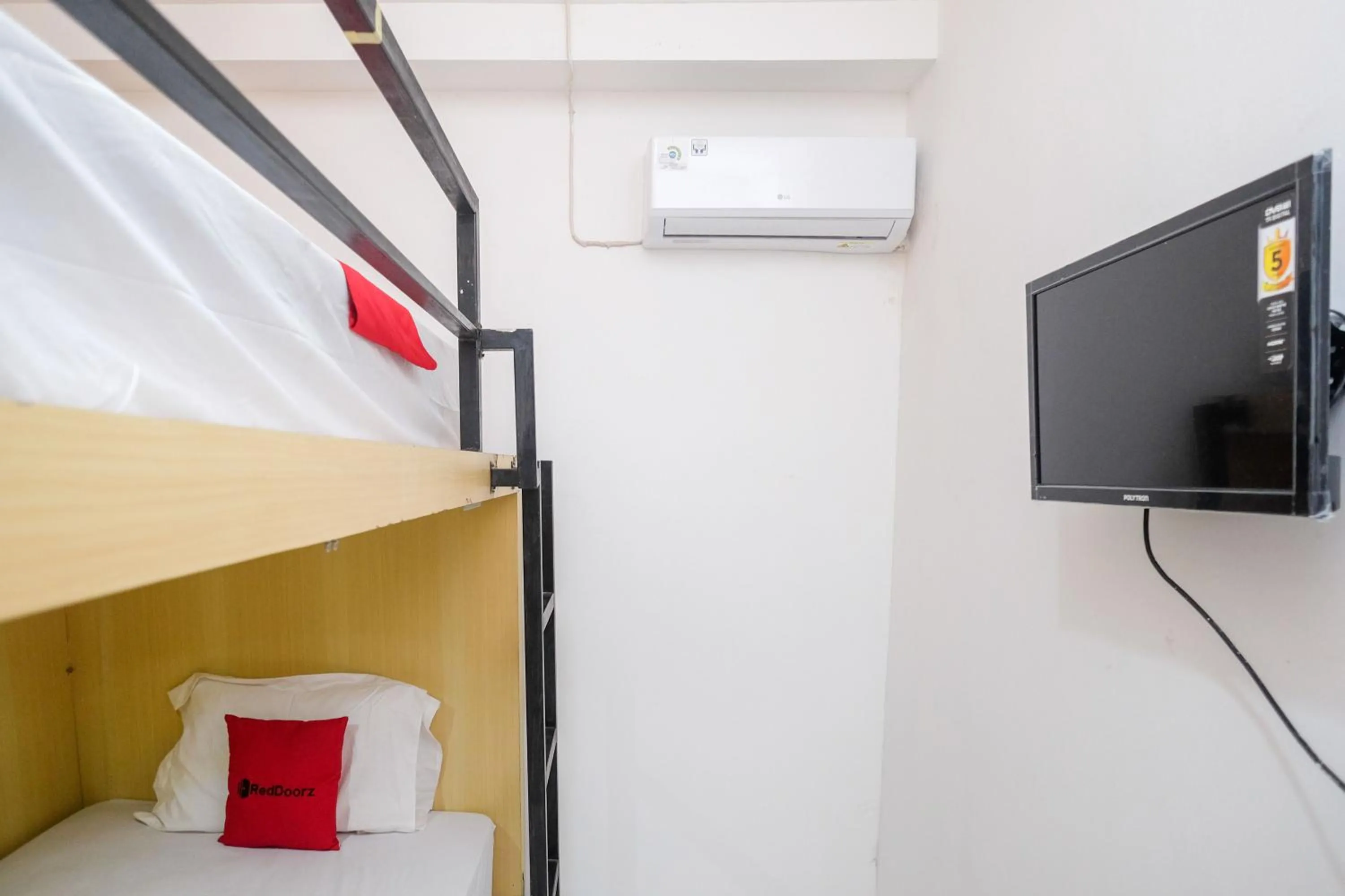 Bedroom in RedDoorz Hostel near Lawang Sewu Semarang