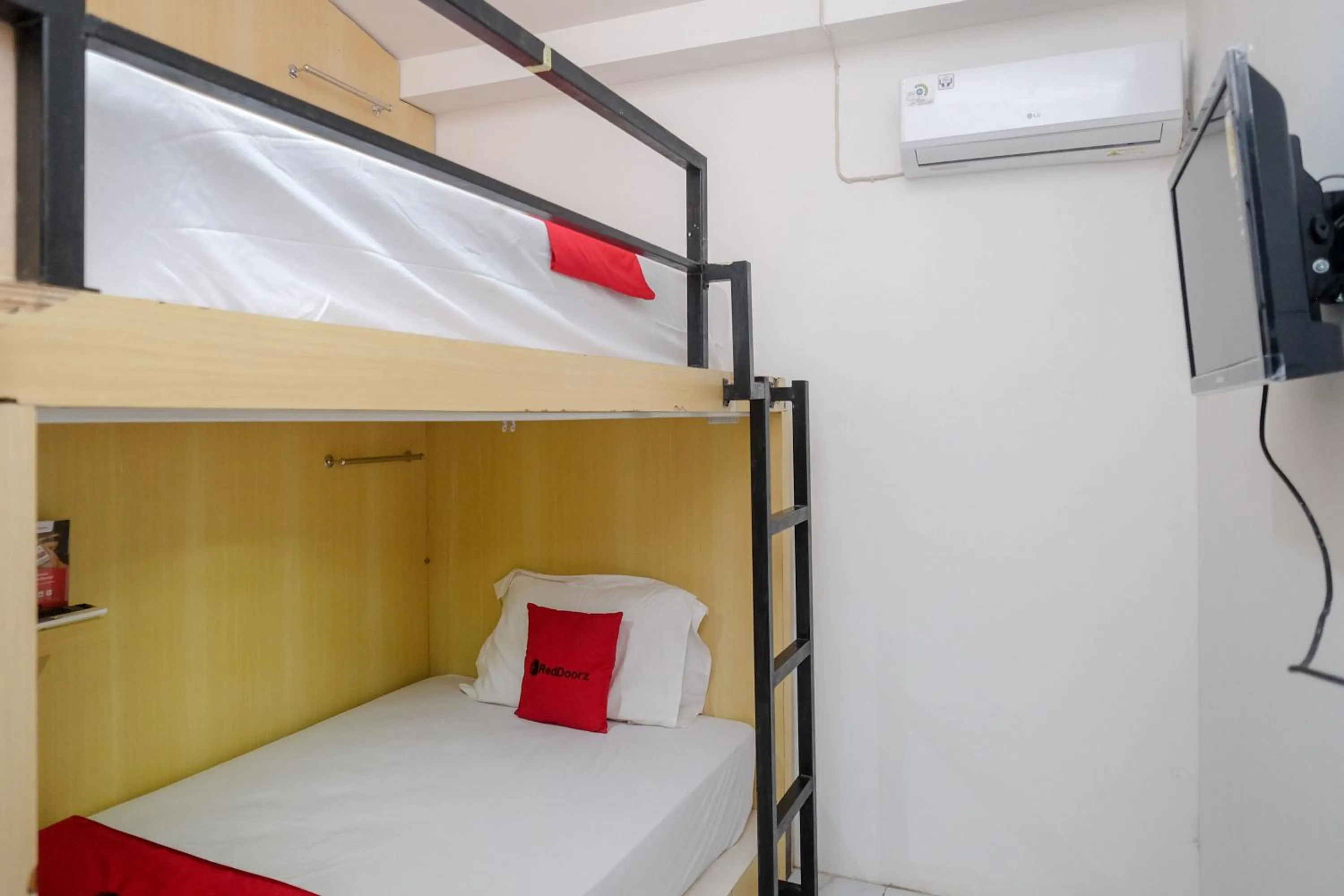 Bed in RedDoorz Hostel near Lawang Sewu Semarang