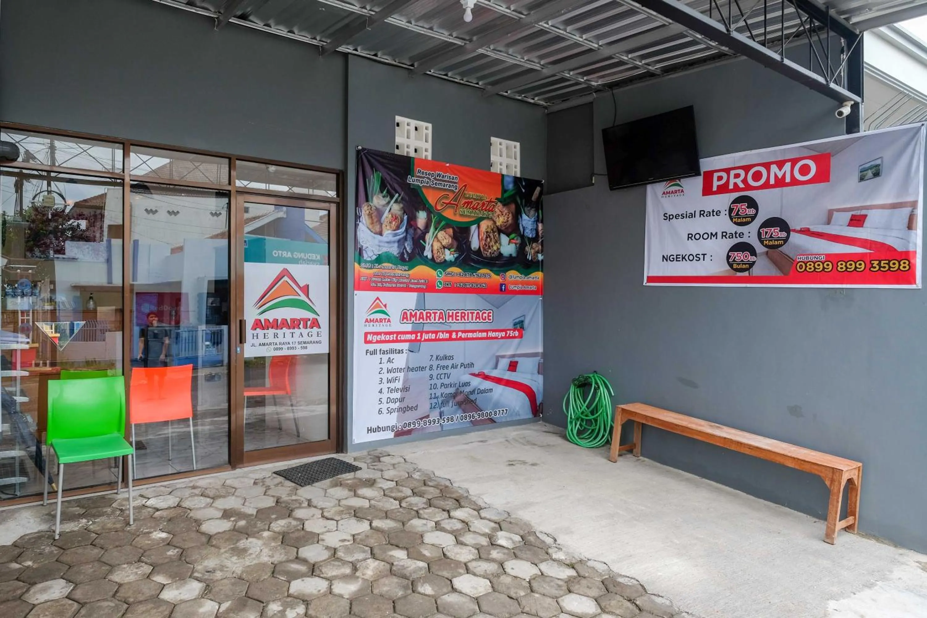 Facade/entrance in RedDoorz Hostel near Lawang Sewu Semarang