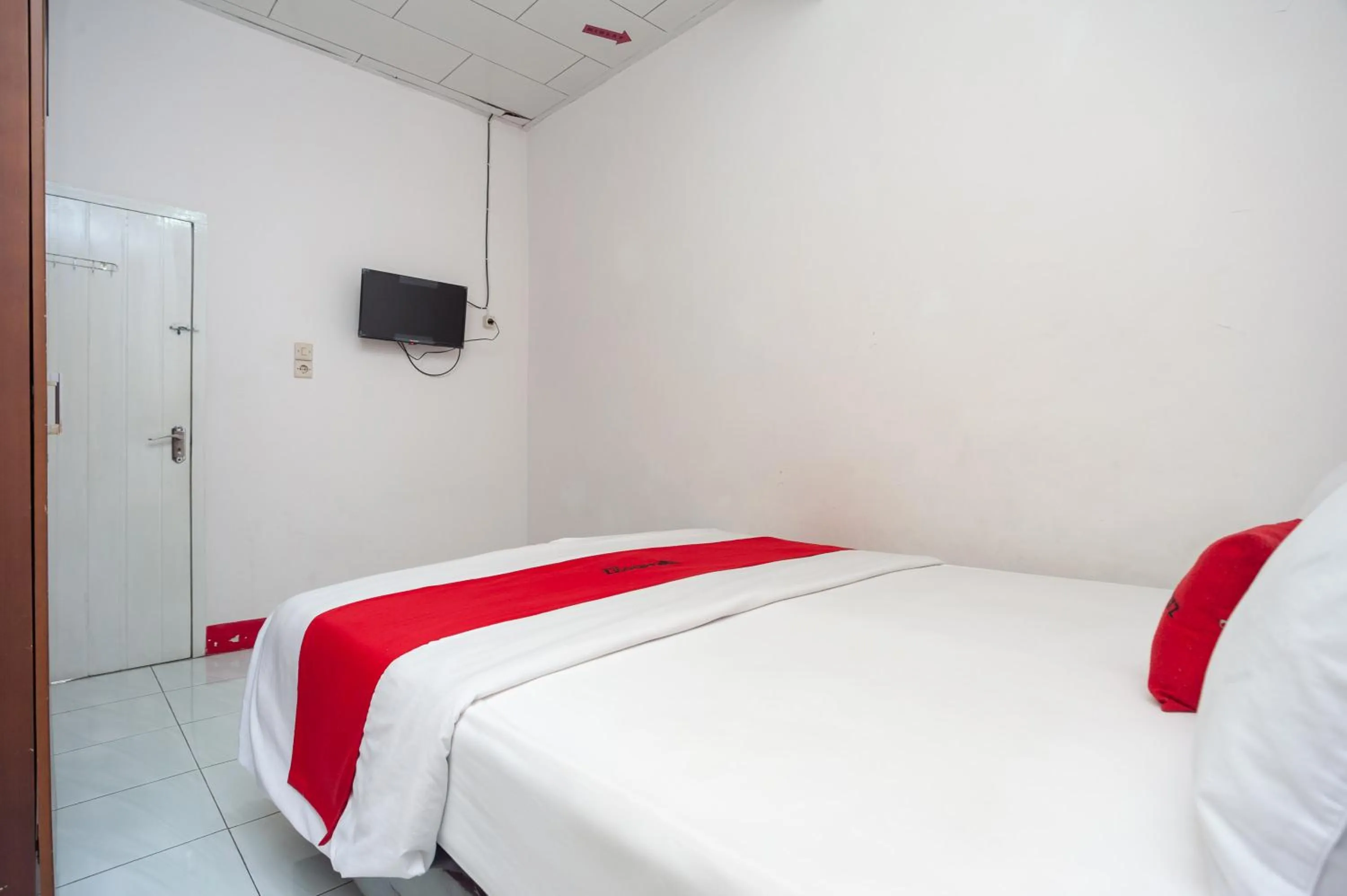 Bedroom, Bed in RedDoorz Syariah near Tugu Juang Jambi 3