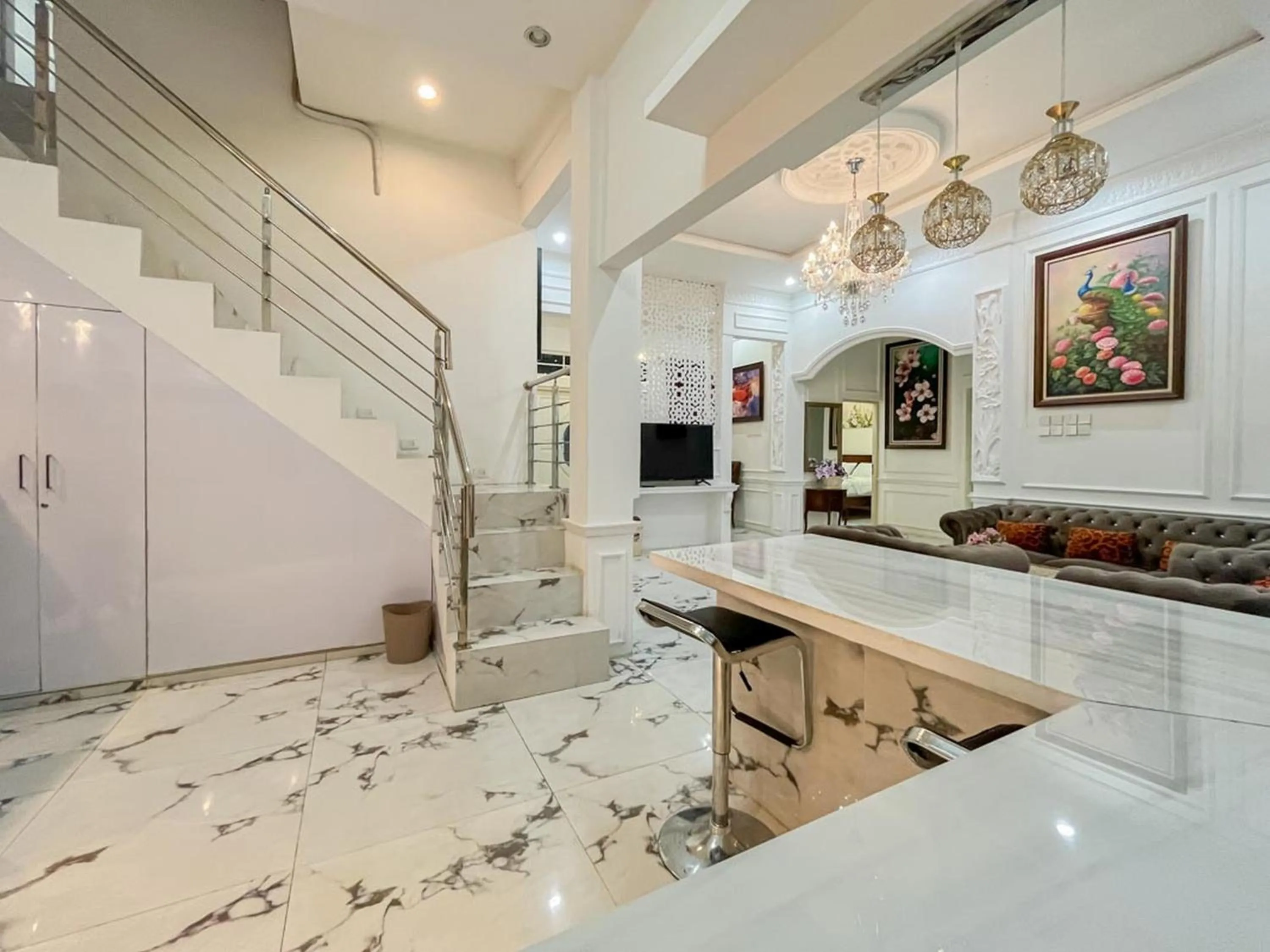 Living room in Sakura Guest House by The Lavana