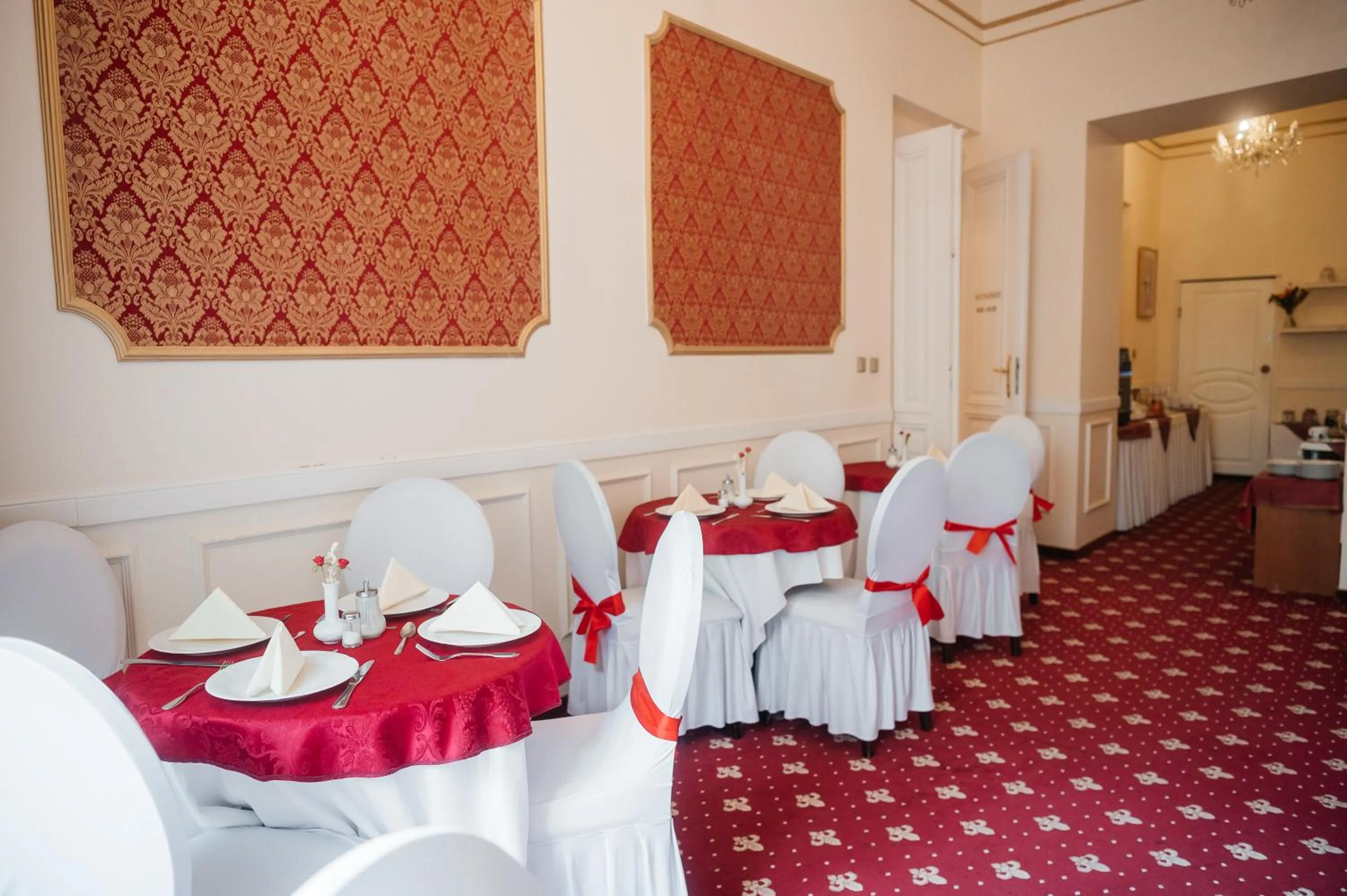 Restaurant/places to eat in Alisa Hotel