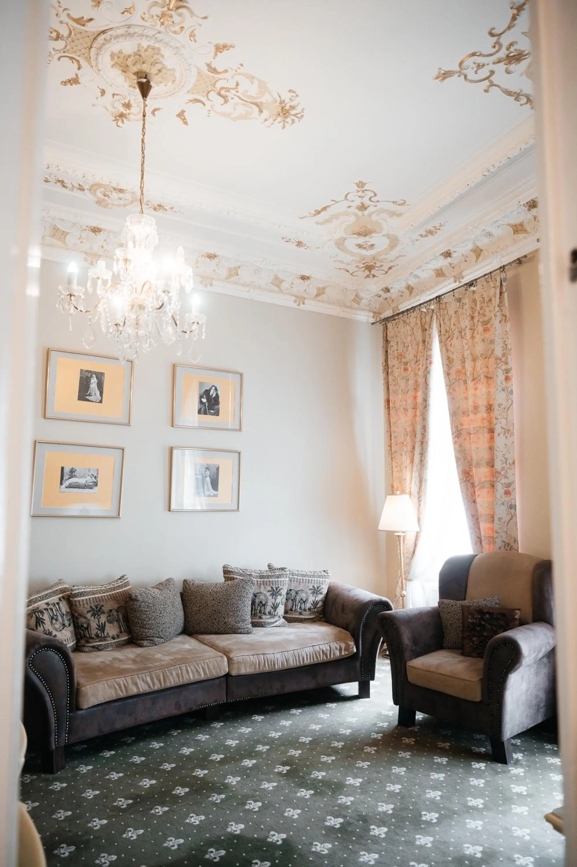 Living room in Alisa Hotel