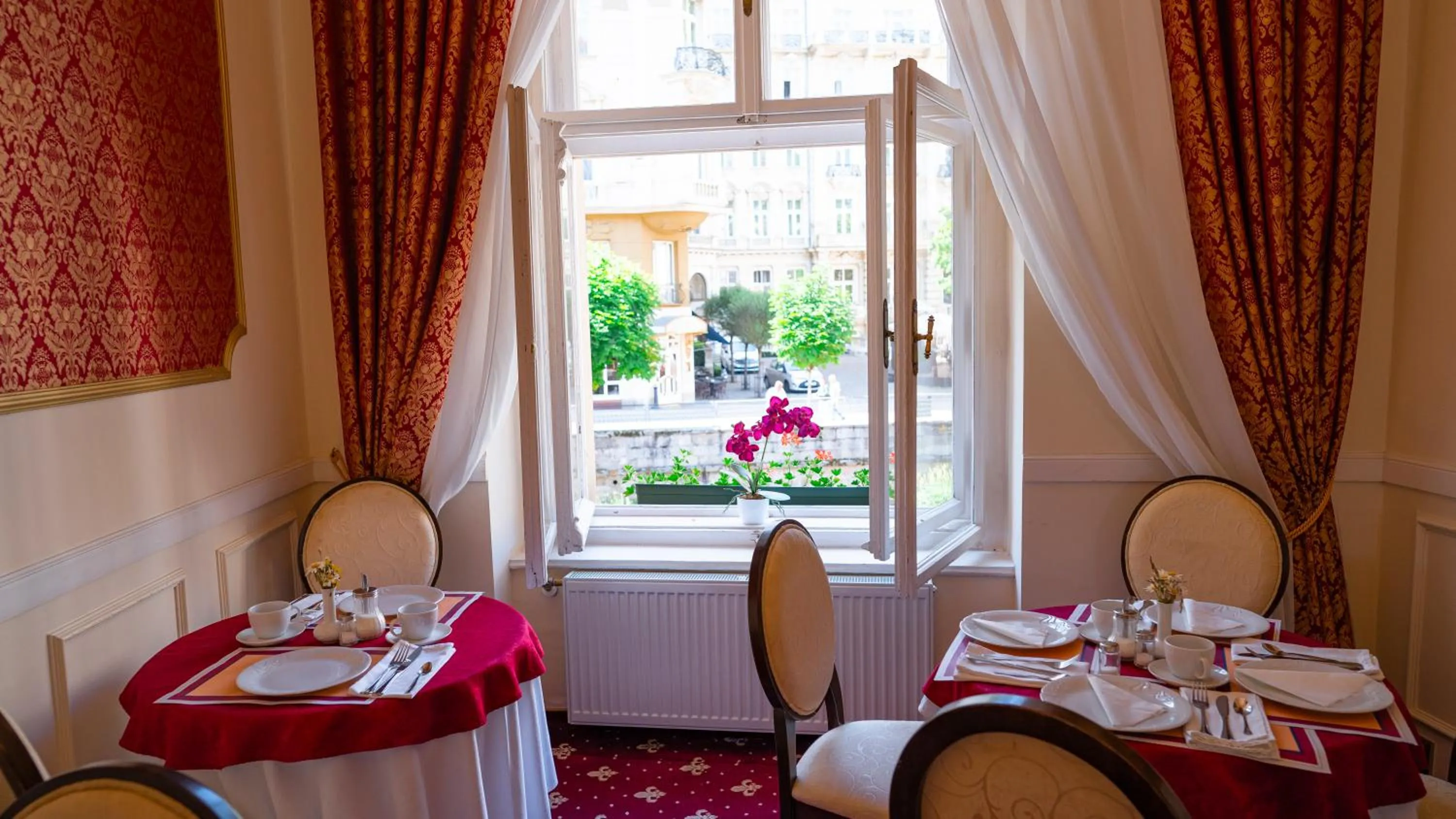 Restaurant/places to eat in Alisa Hotel