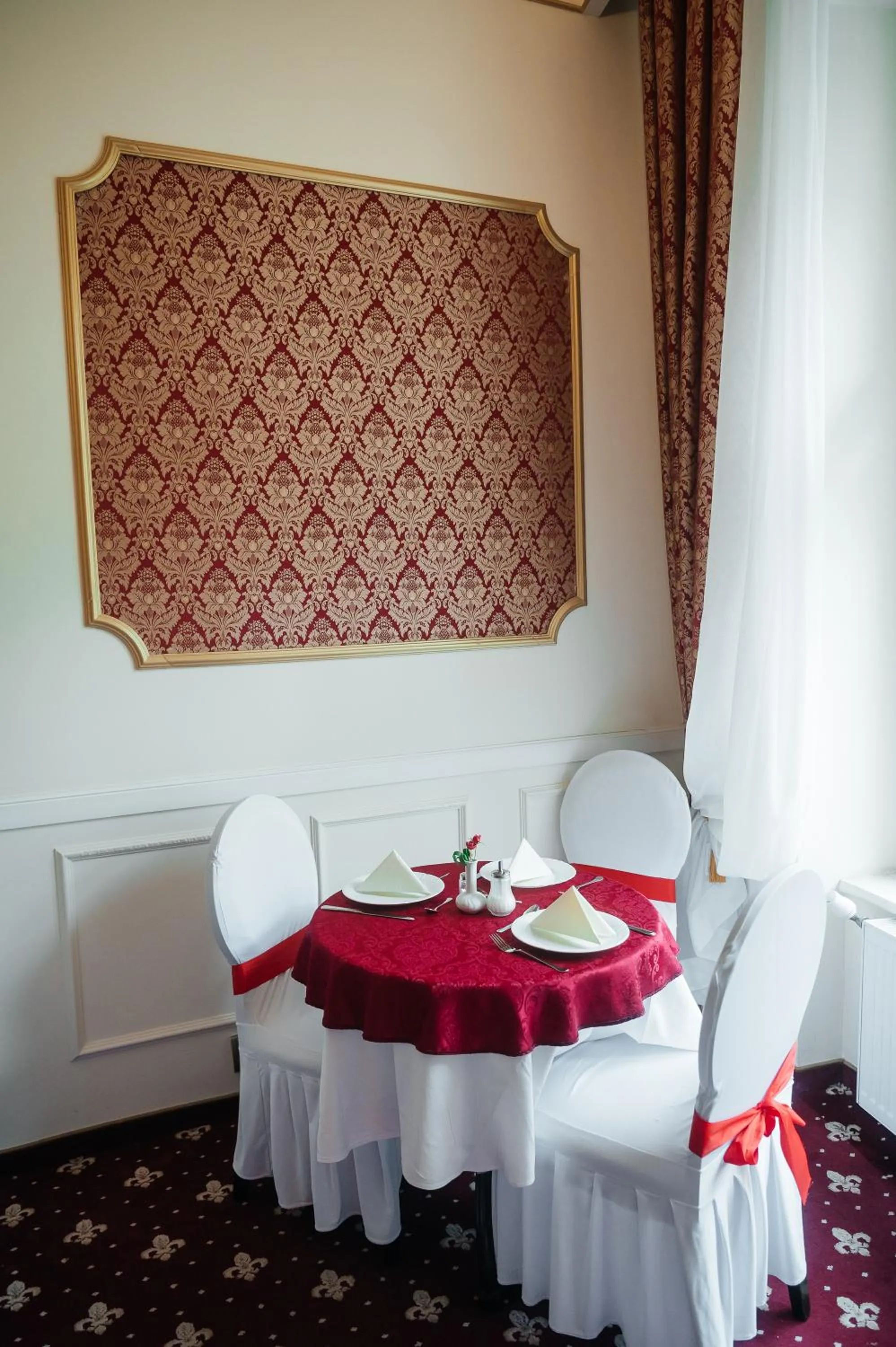 Restaurant/places to eat in Alisa Hotel