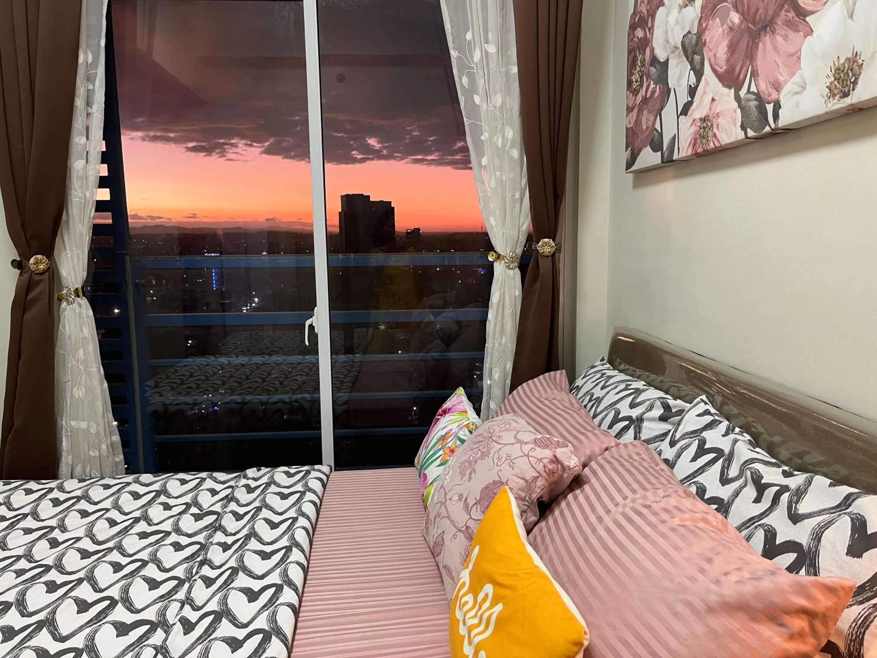 Bed in 1-Bed - Sleeps 4 with High Rise City View