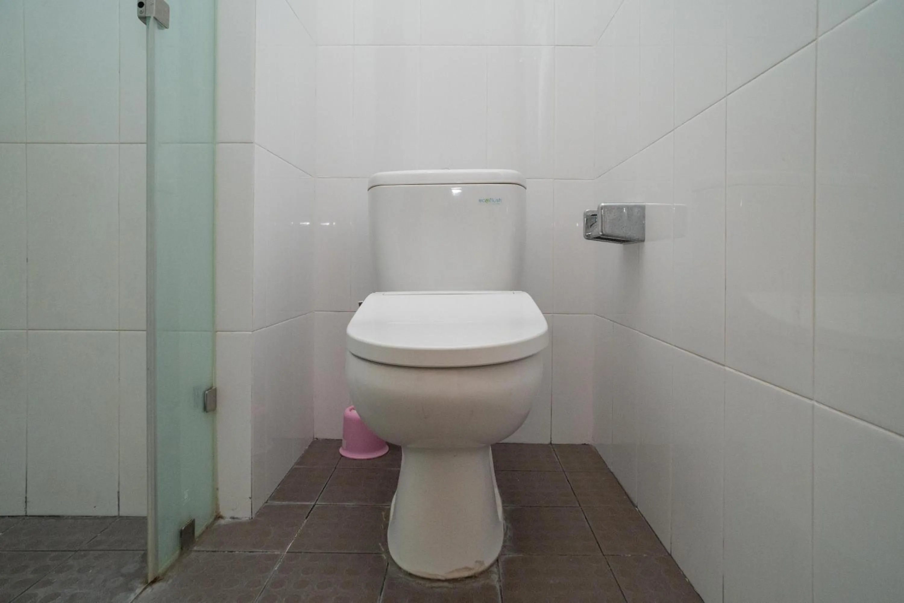 Toilet in RedDoorz near ITDC Nusa Dua