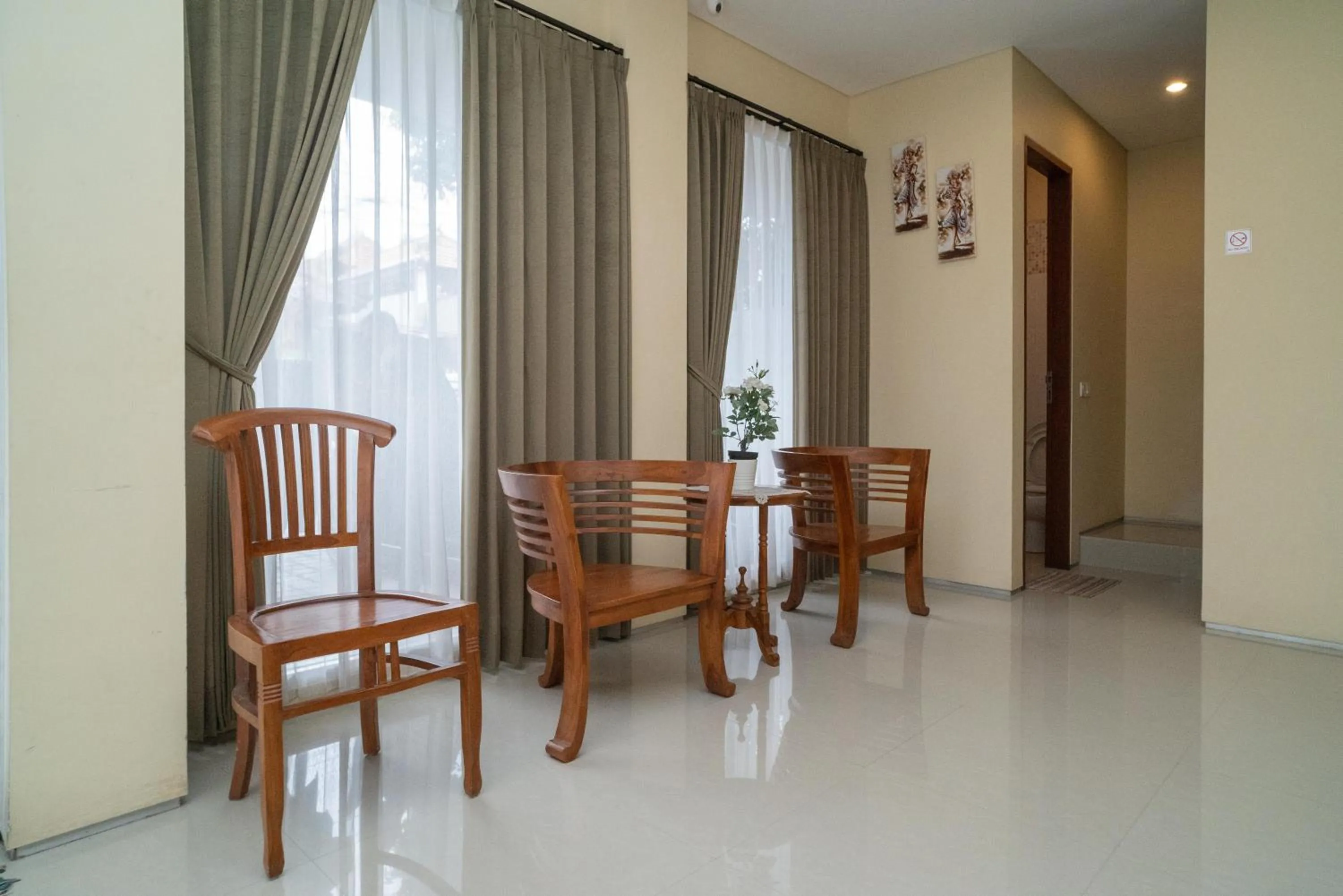 Living room in RedDoorz near ITDC Nusa Dua