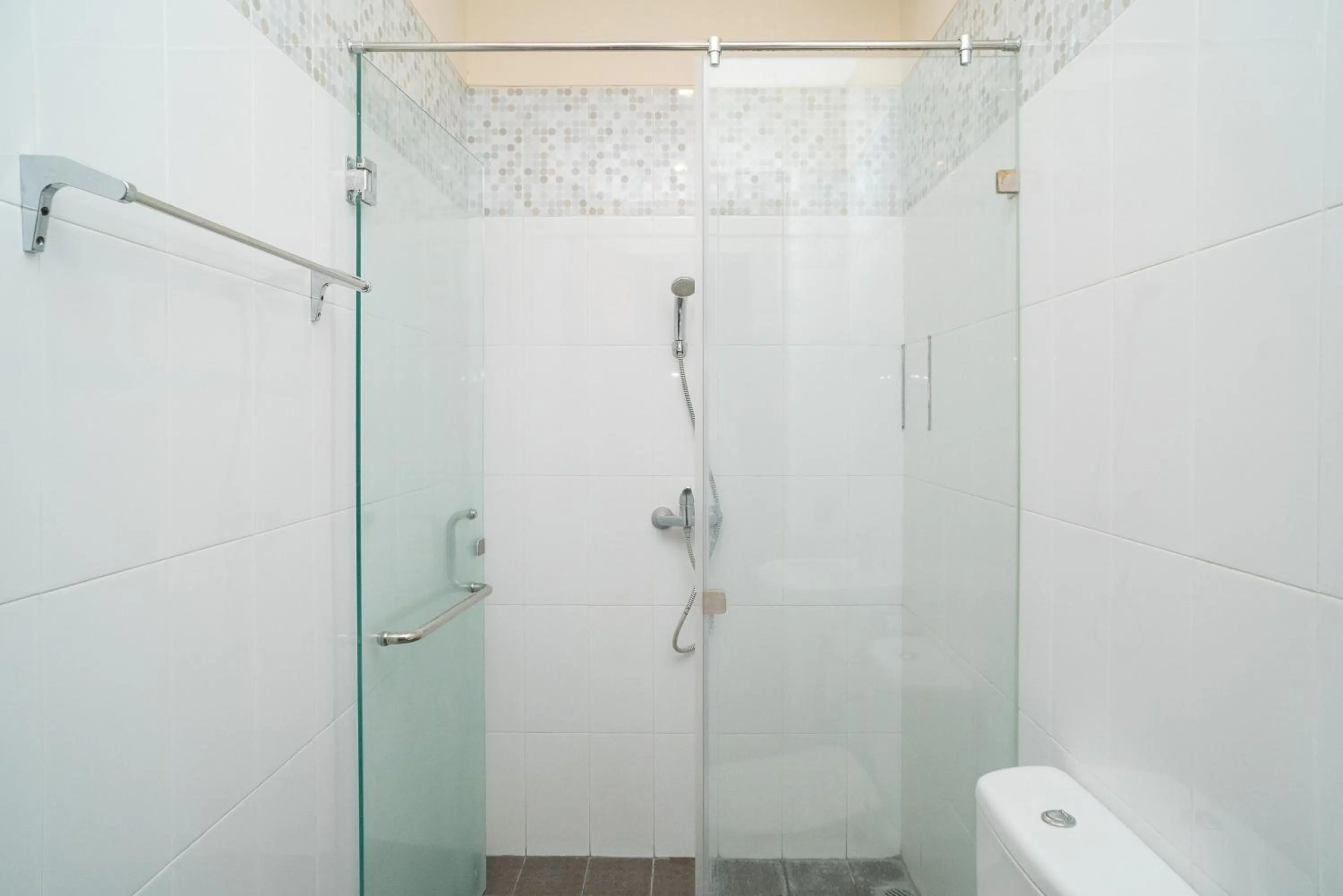 Shower in RedDoorz near ITDC Nusa Dua