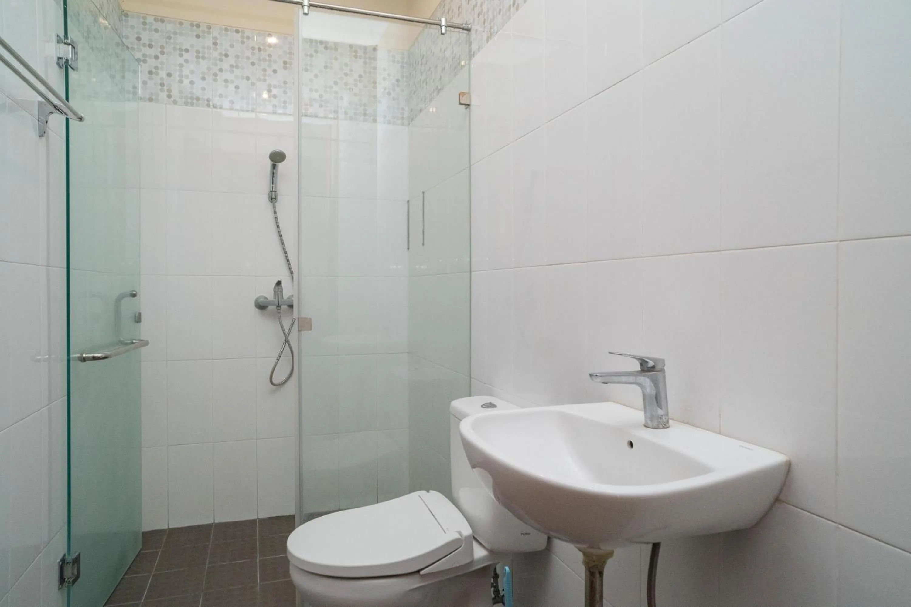 Shower in RedDoorz near ITDC Nusa Dua