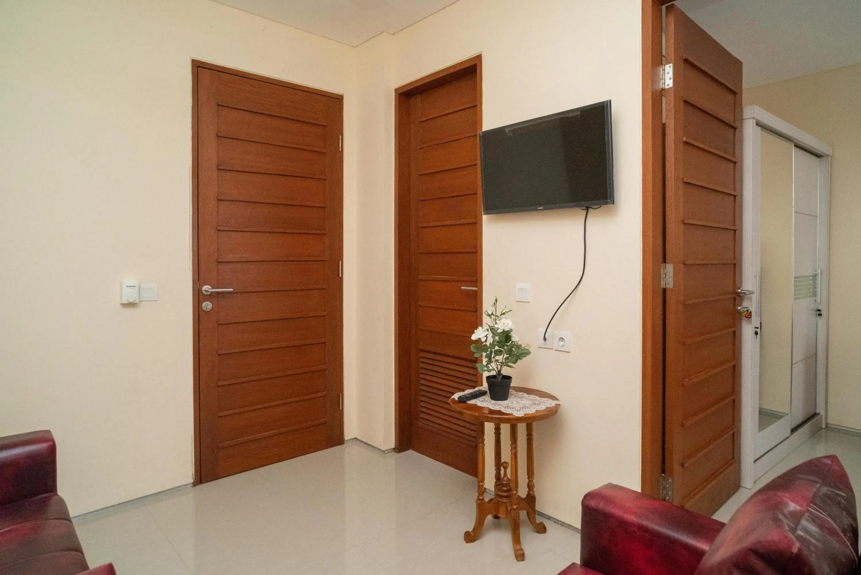 Living room in RedDoorz near ITDC Nusa Dua