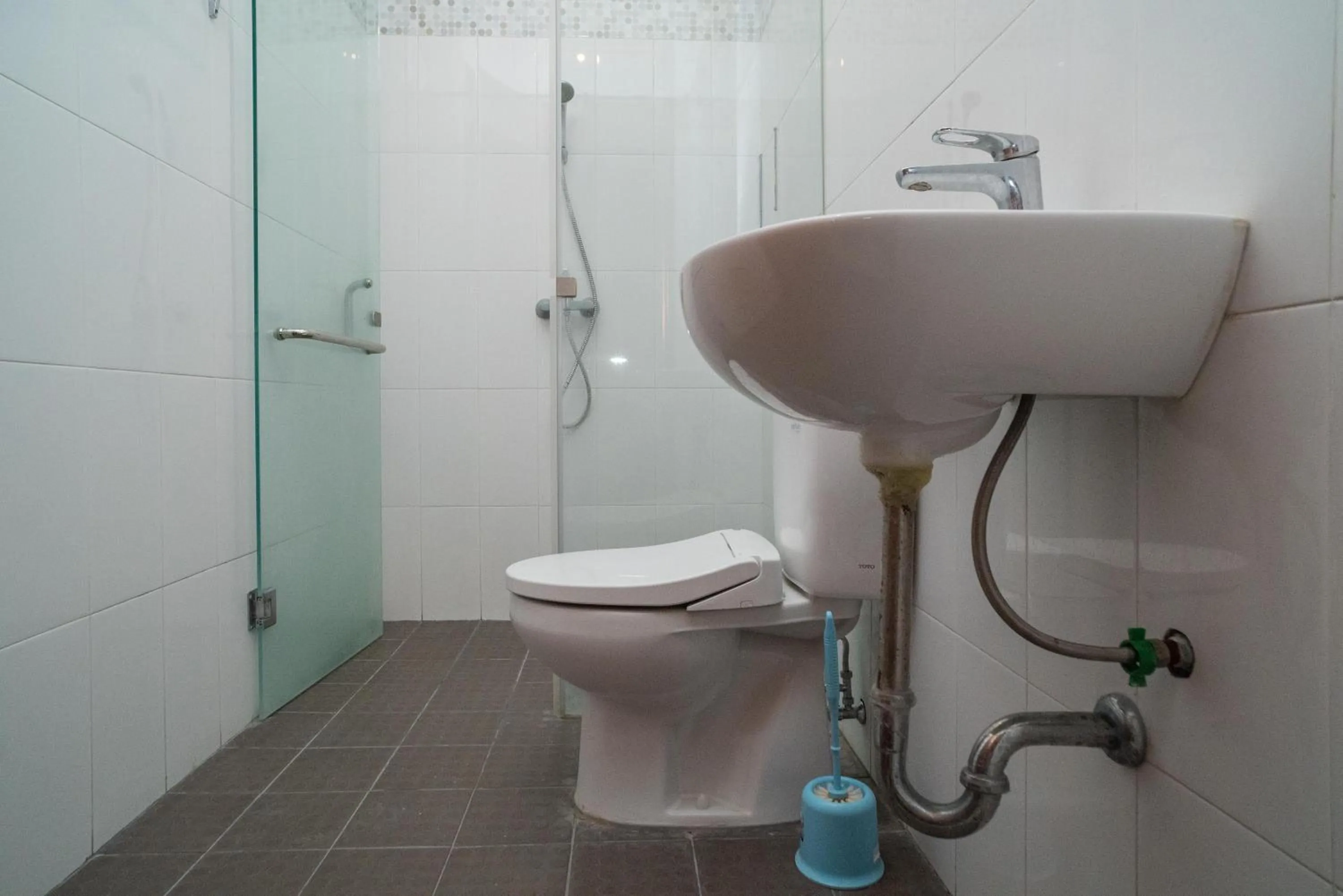 Shower in RedDoorz near ITDC Nusa Dua