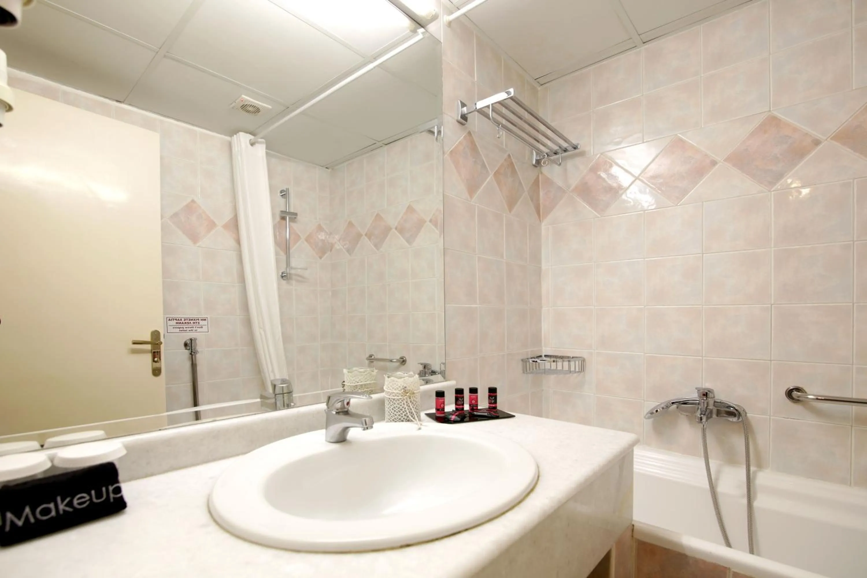 Bathroom in Hotel Philippos Livadeia