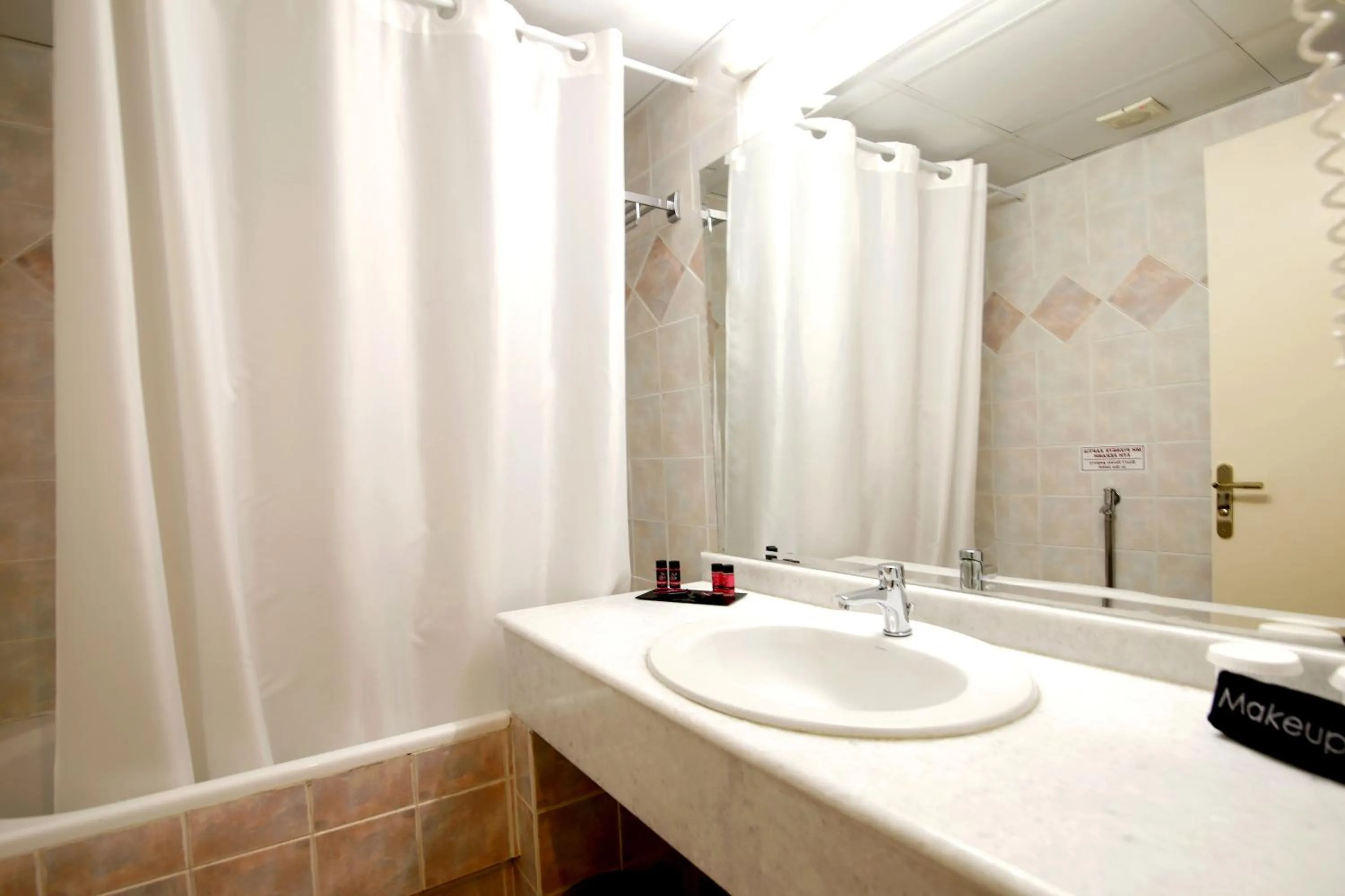 Bathroom in Hotel Philippos Livadeia