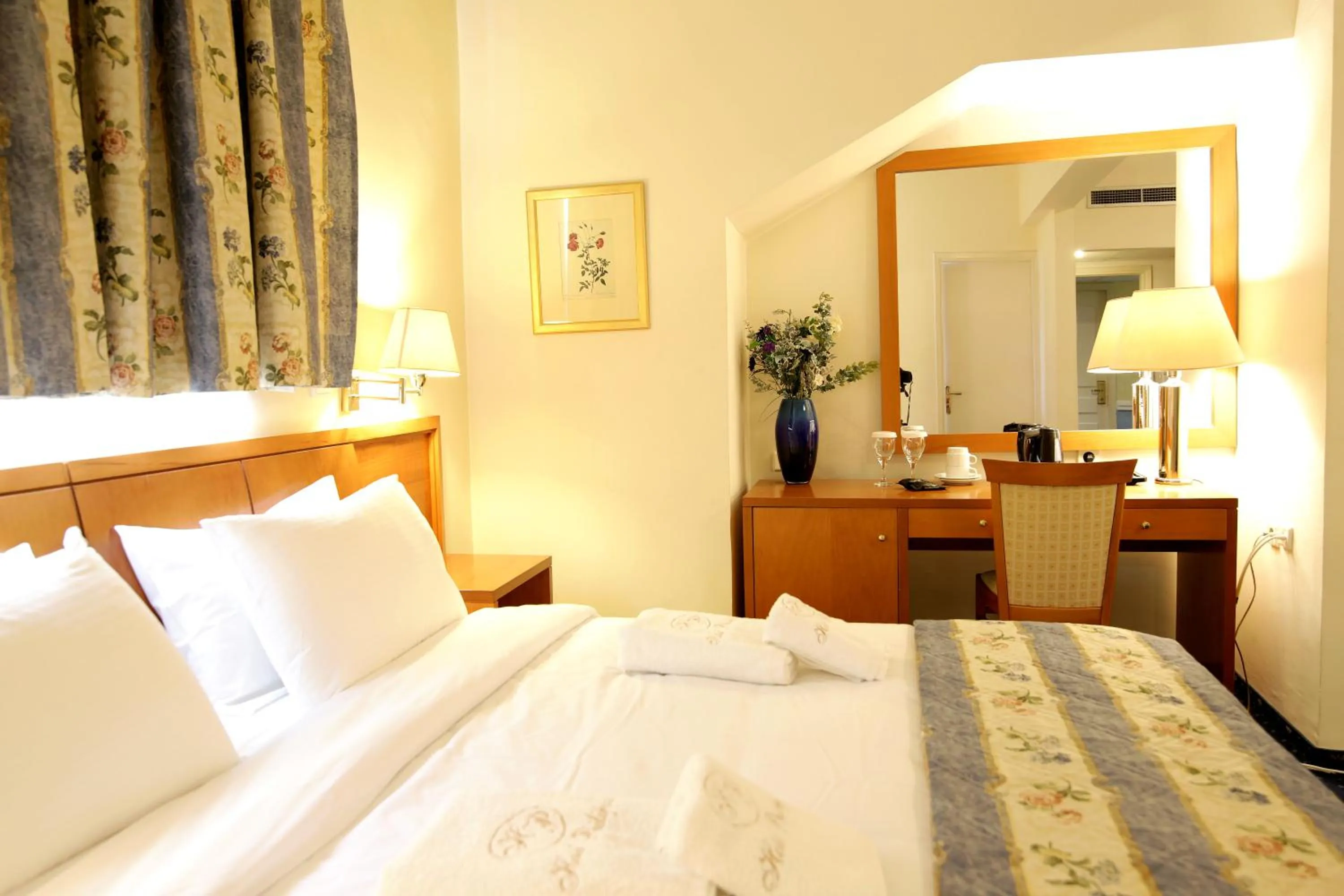 Bedroom, Bed in Hotel Philippos Livadeia