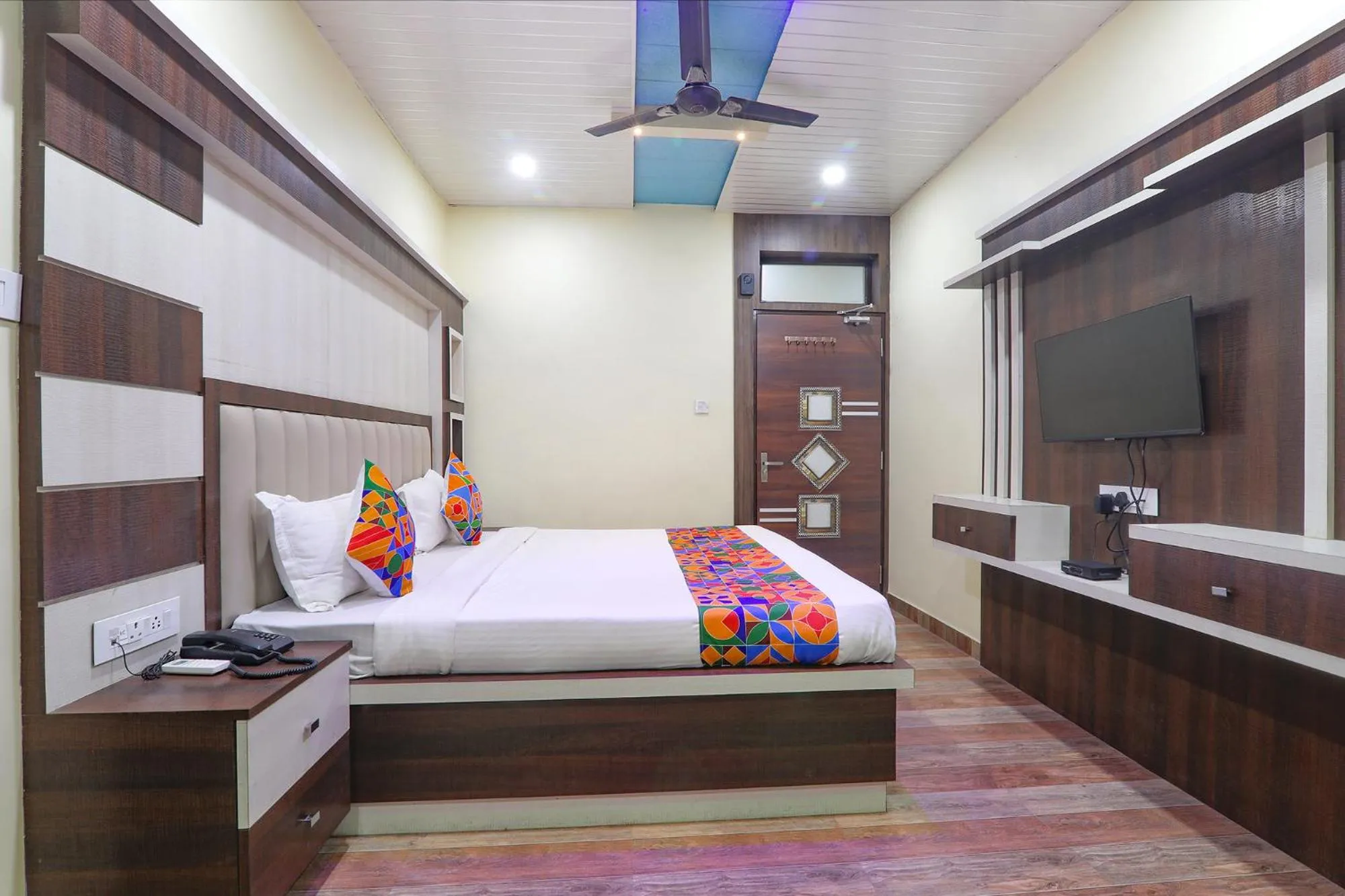 TV and multimedia in FabHotel Saumendra