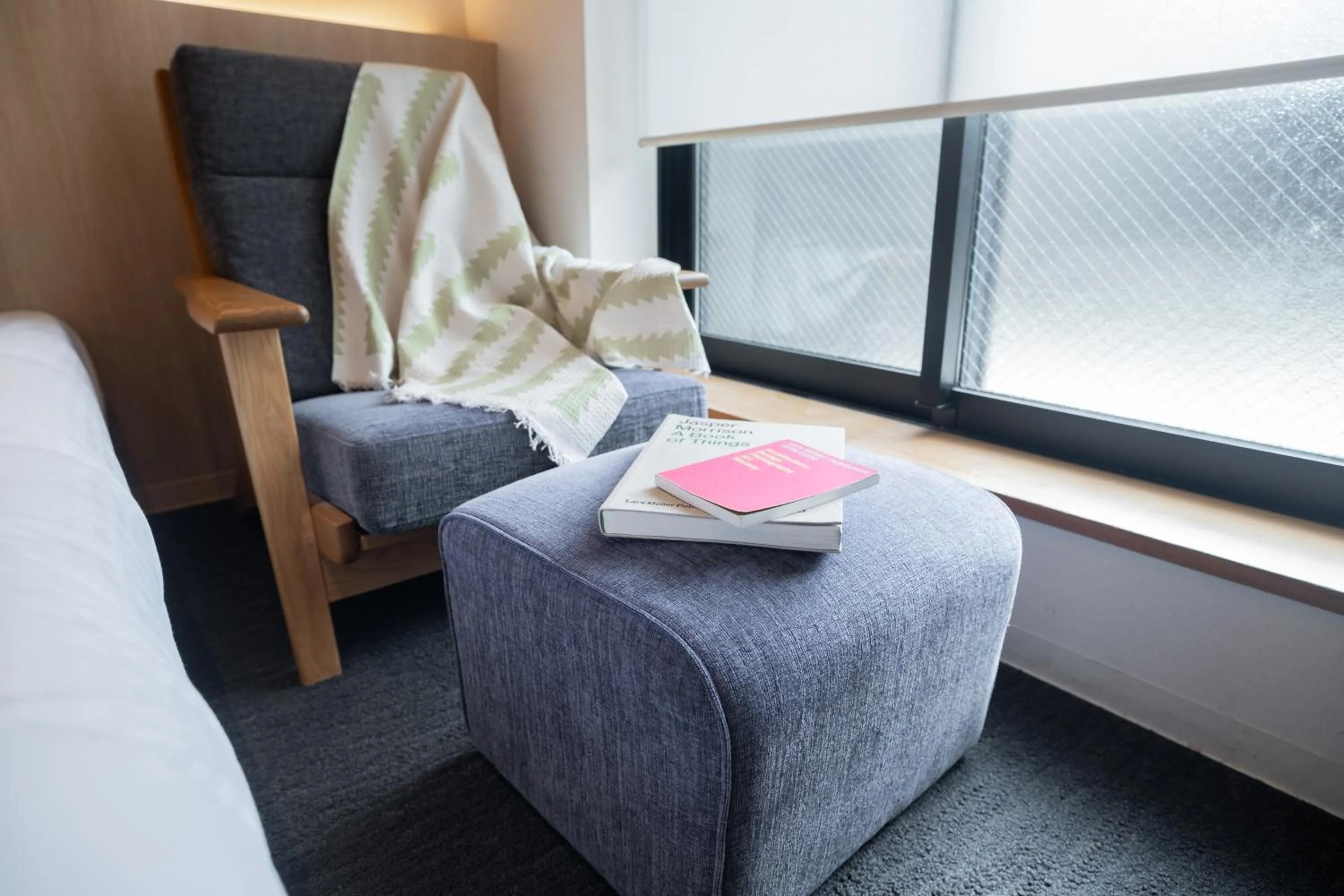 Seating area, Bed in ORI Rokkaku