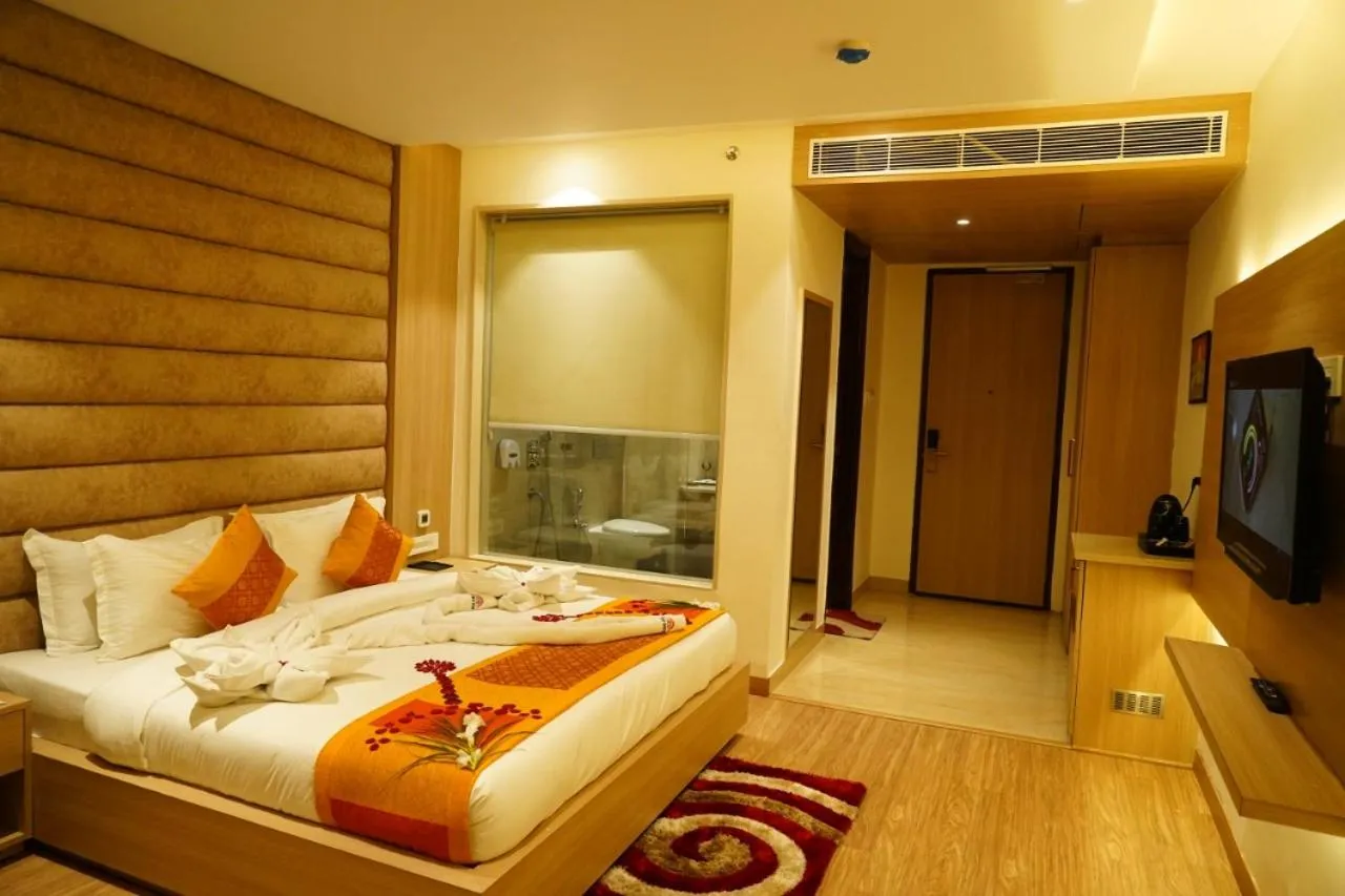 Dining area, Bed in Hotel RRV with Free Parking