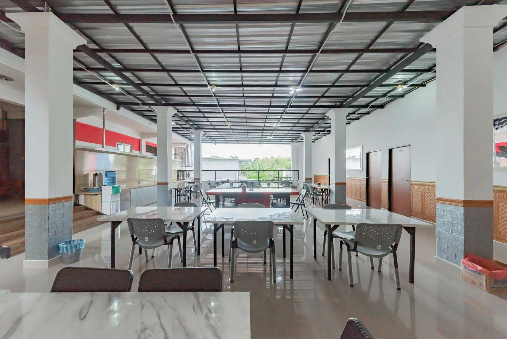 Restaurant/places to eat in Urbanview Hotel Syariah 99 Banjarbaru by RedDoorz