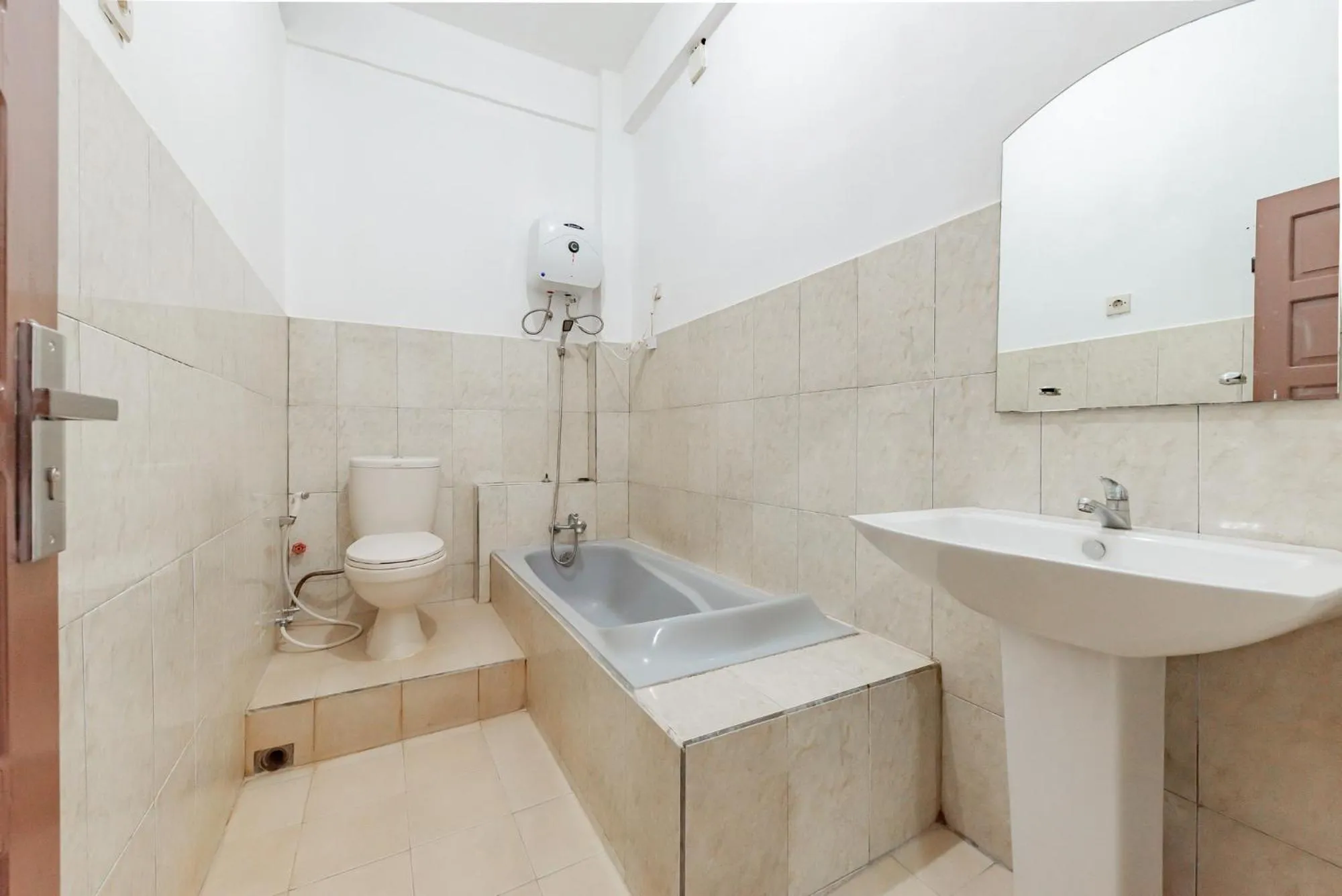 Shower in Urbanview Hotel Syariah 99 Banjarbaru by RedDoorz