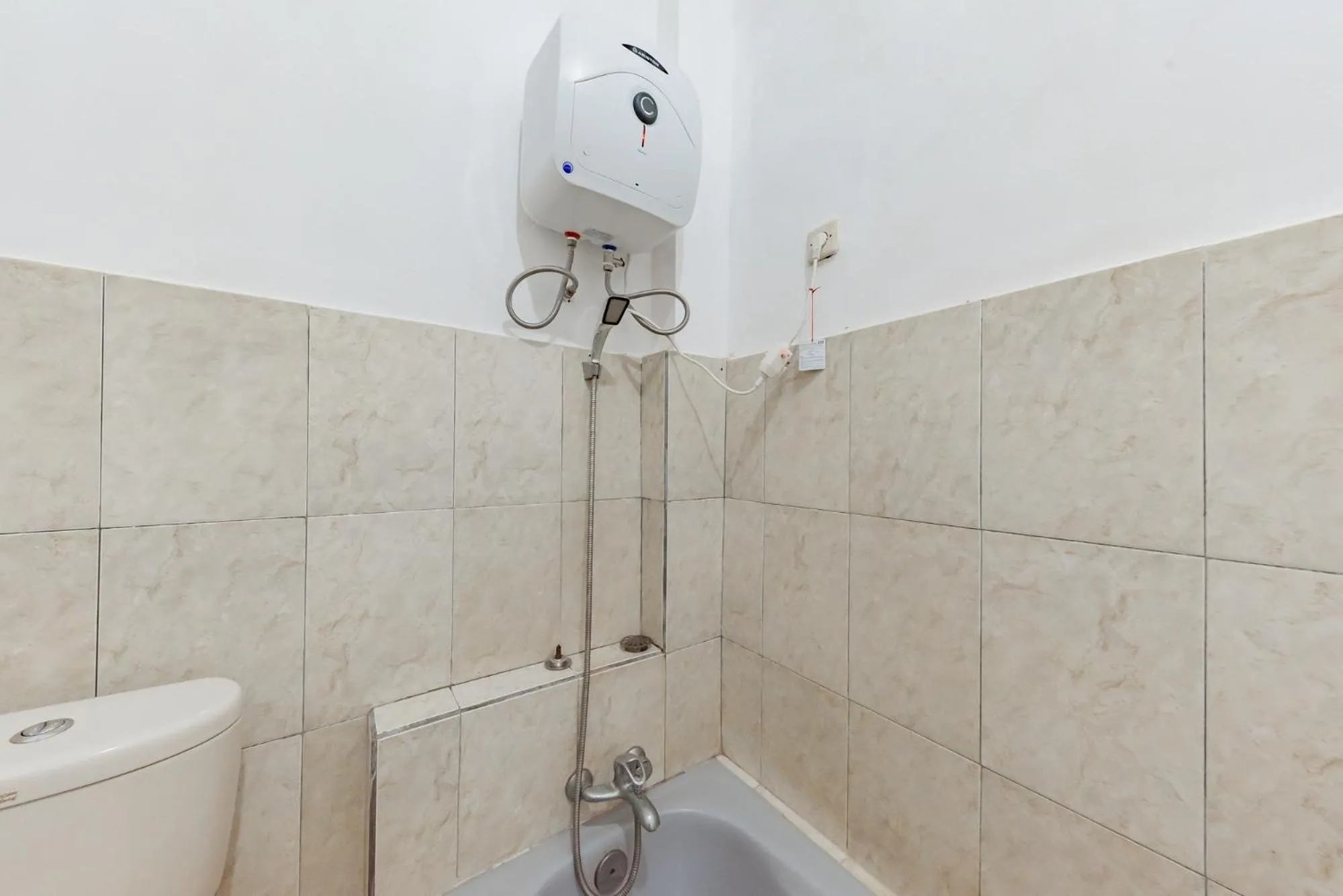 Shower in Urbanview Hotel Syariah 99 Banjarbaru by RedDoorz