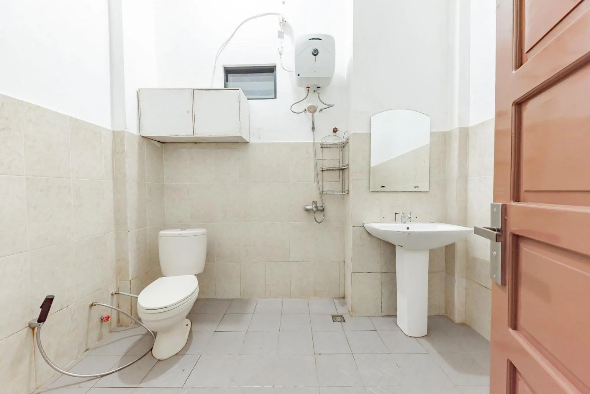 Shower in Urbanview Hotel Syariah 99 Banjarbaru by RedDoorz