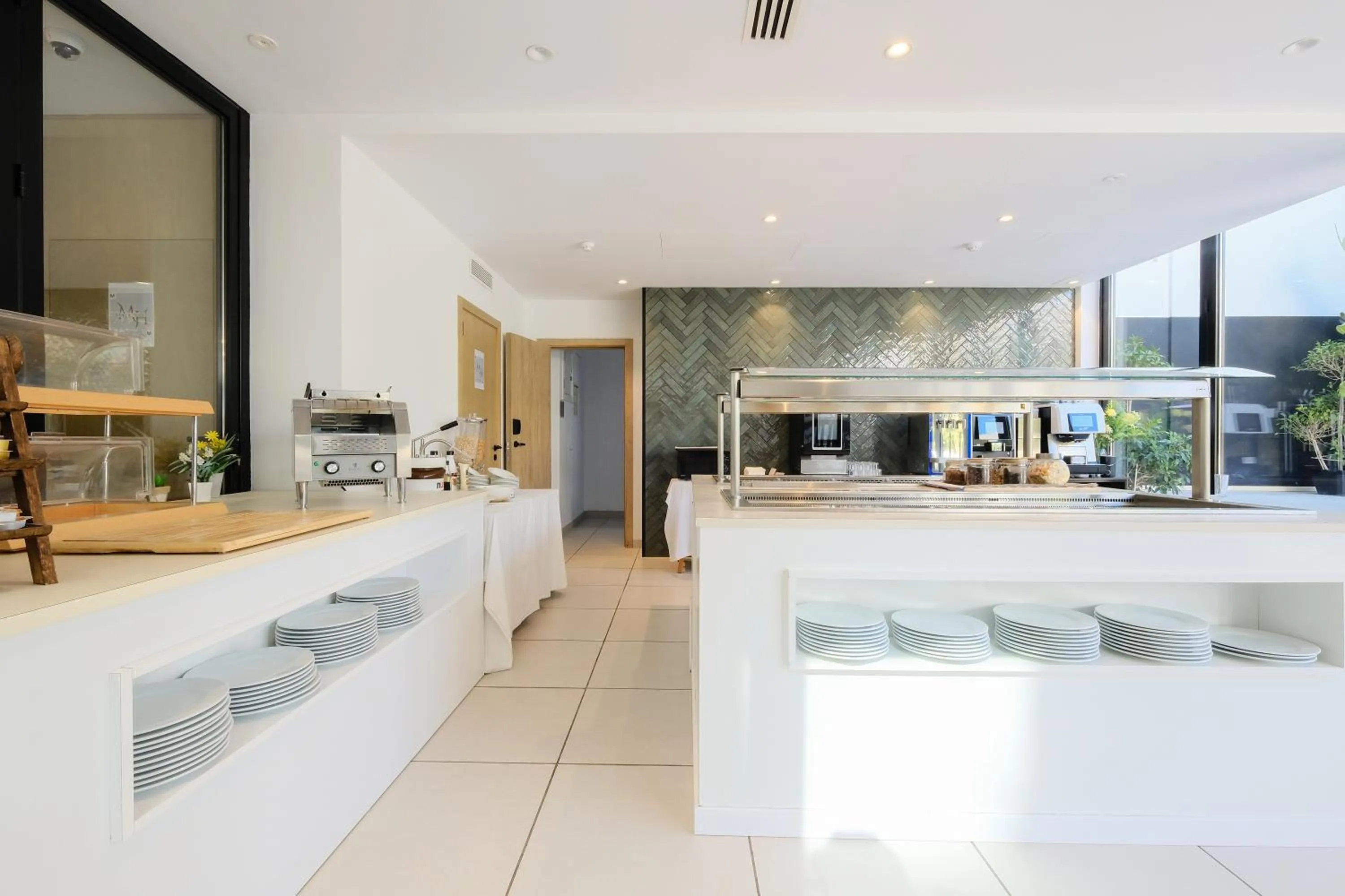 Food and drinks in azuLine Hotel M