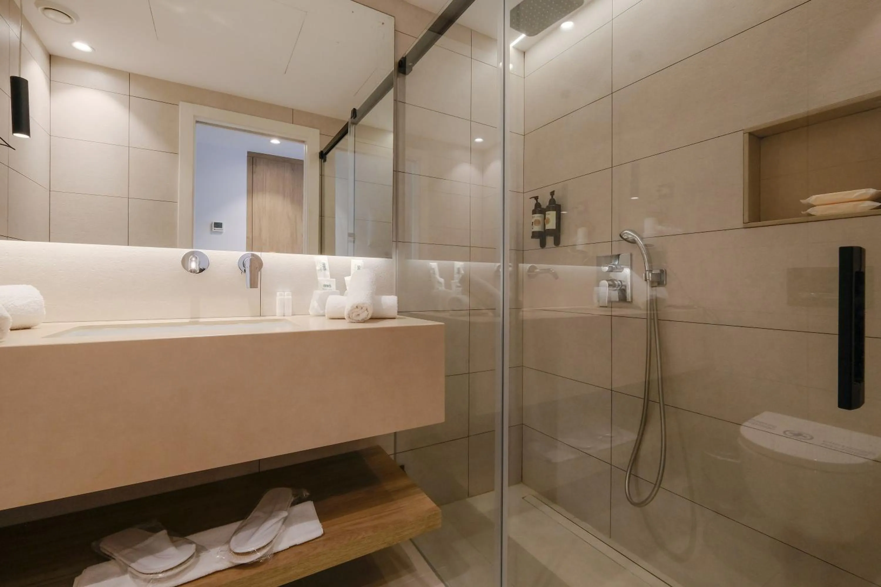 Bathroom in azuLine Hotel M