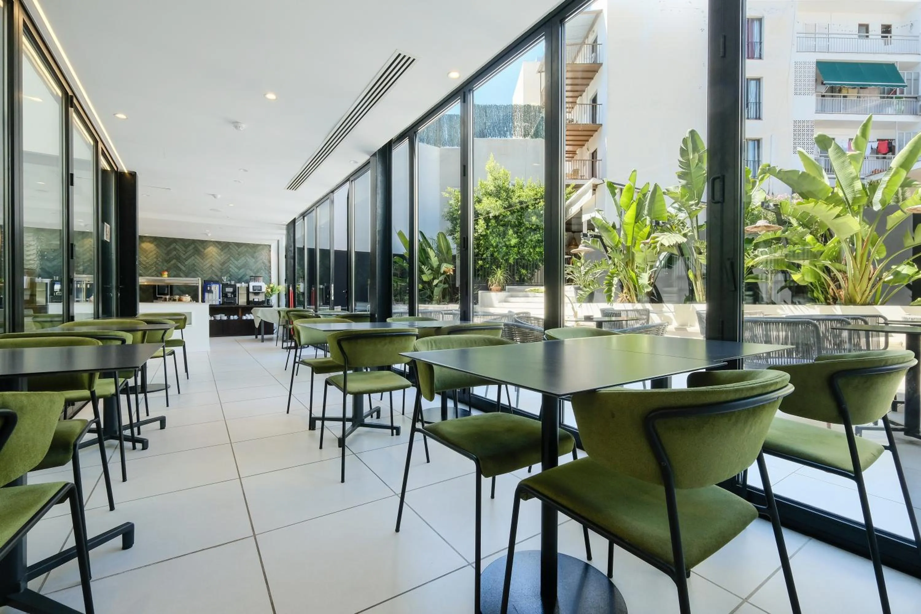 Restaurant/places to eat in azuLine Hotel M