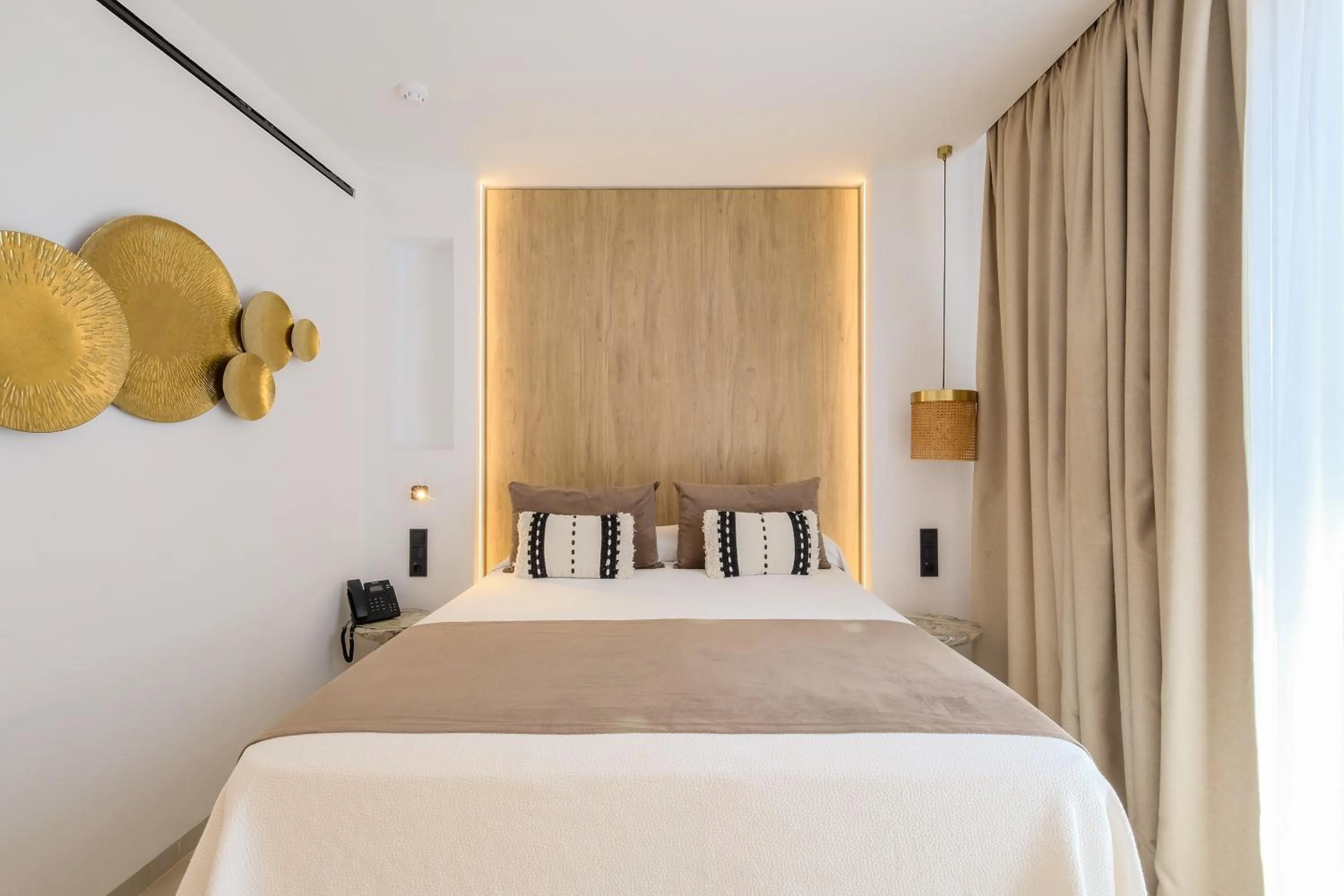 Photo of the whole room, Bed in azuLine Hotel M