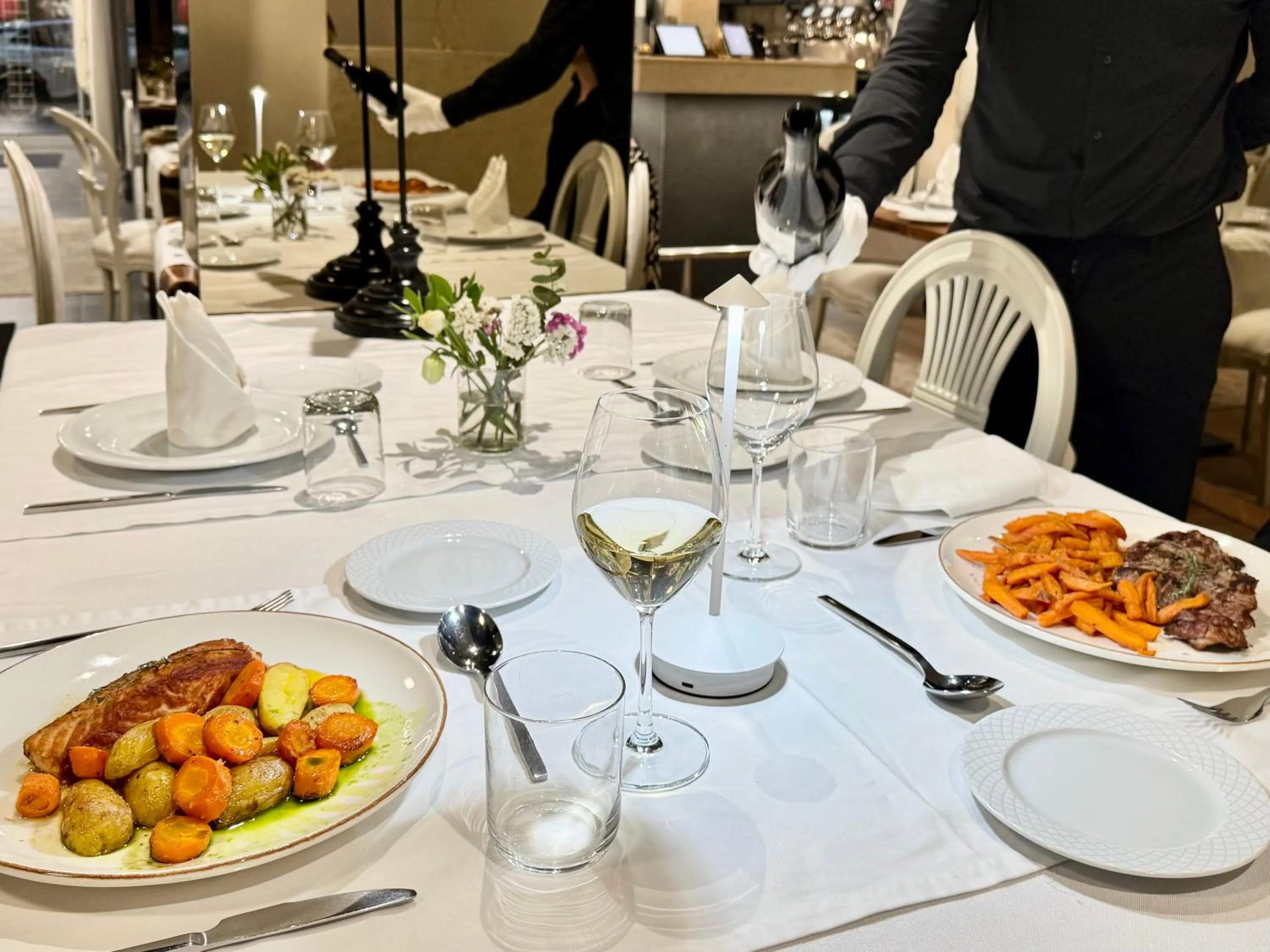 Restaurant/places to eat in Athens The L7 Str - Luxury Boutique Collection Hotel