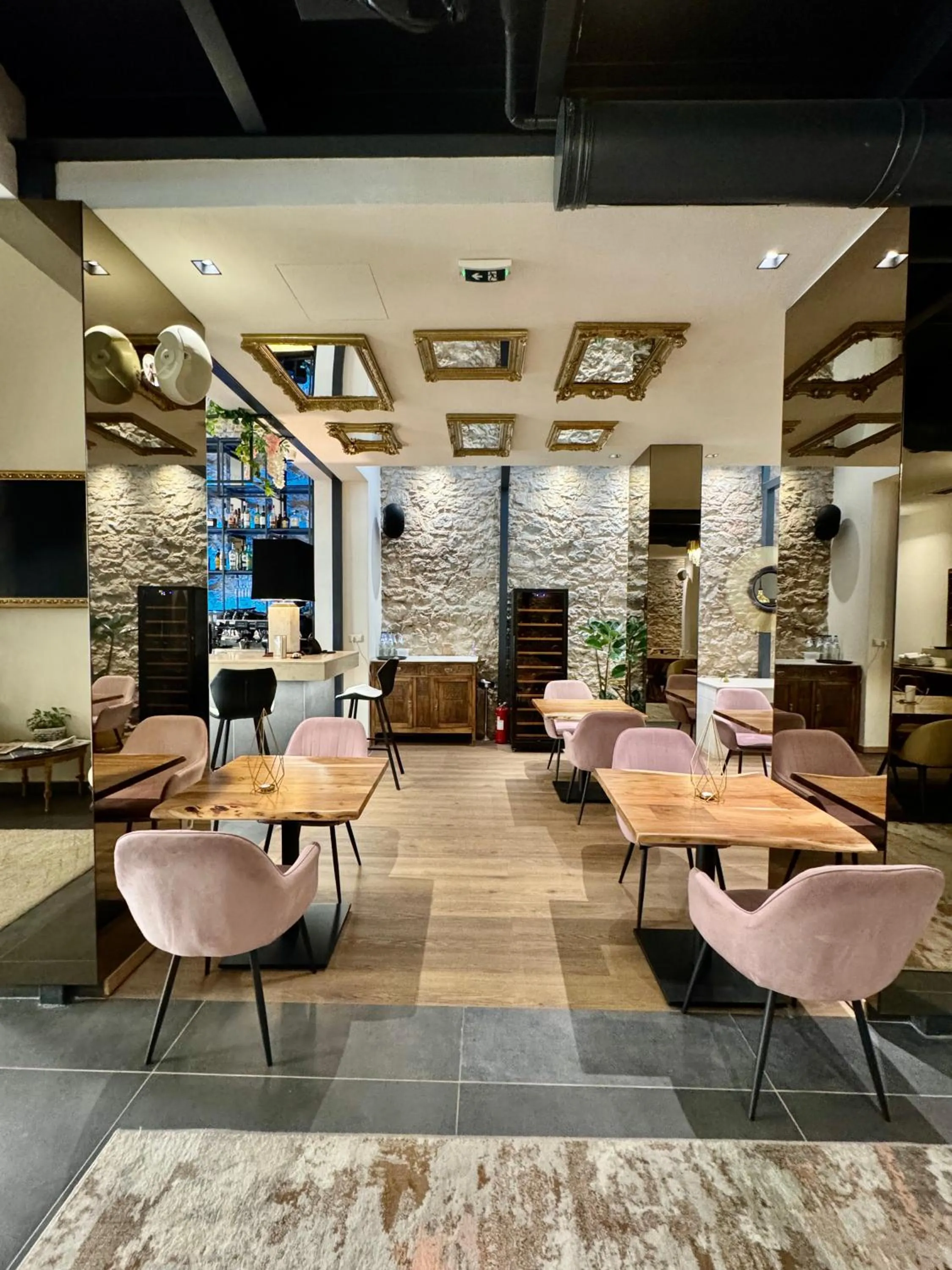 Restaurant/places to eat in Athens The L7 Str - Luxury Boutique Collection Hotel