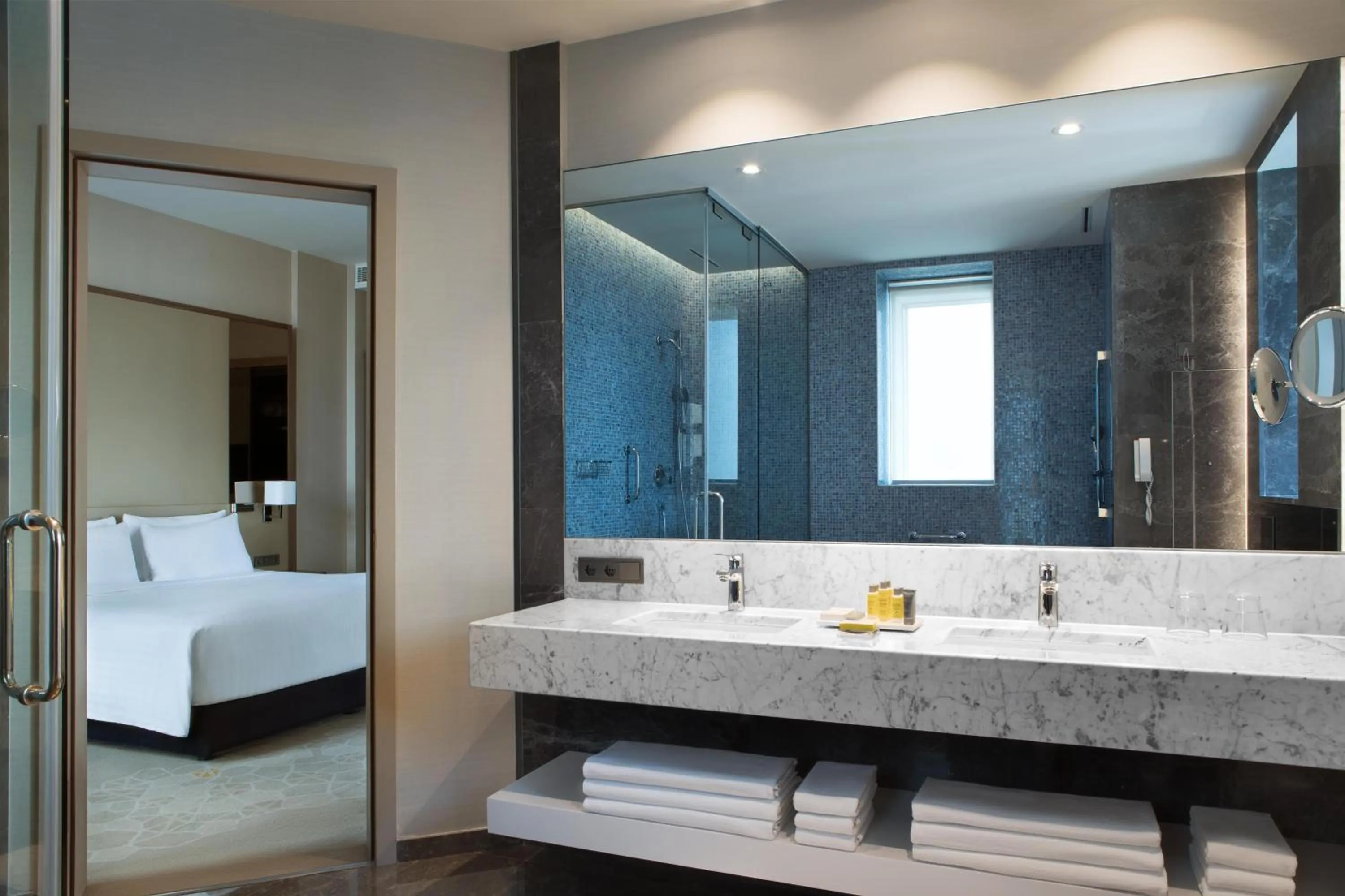 Bathroom, Bed in Istanbul Marriott Hotel Sisli