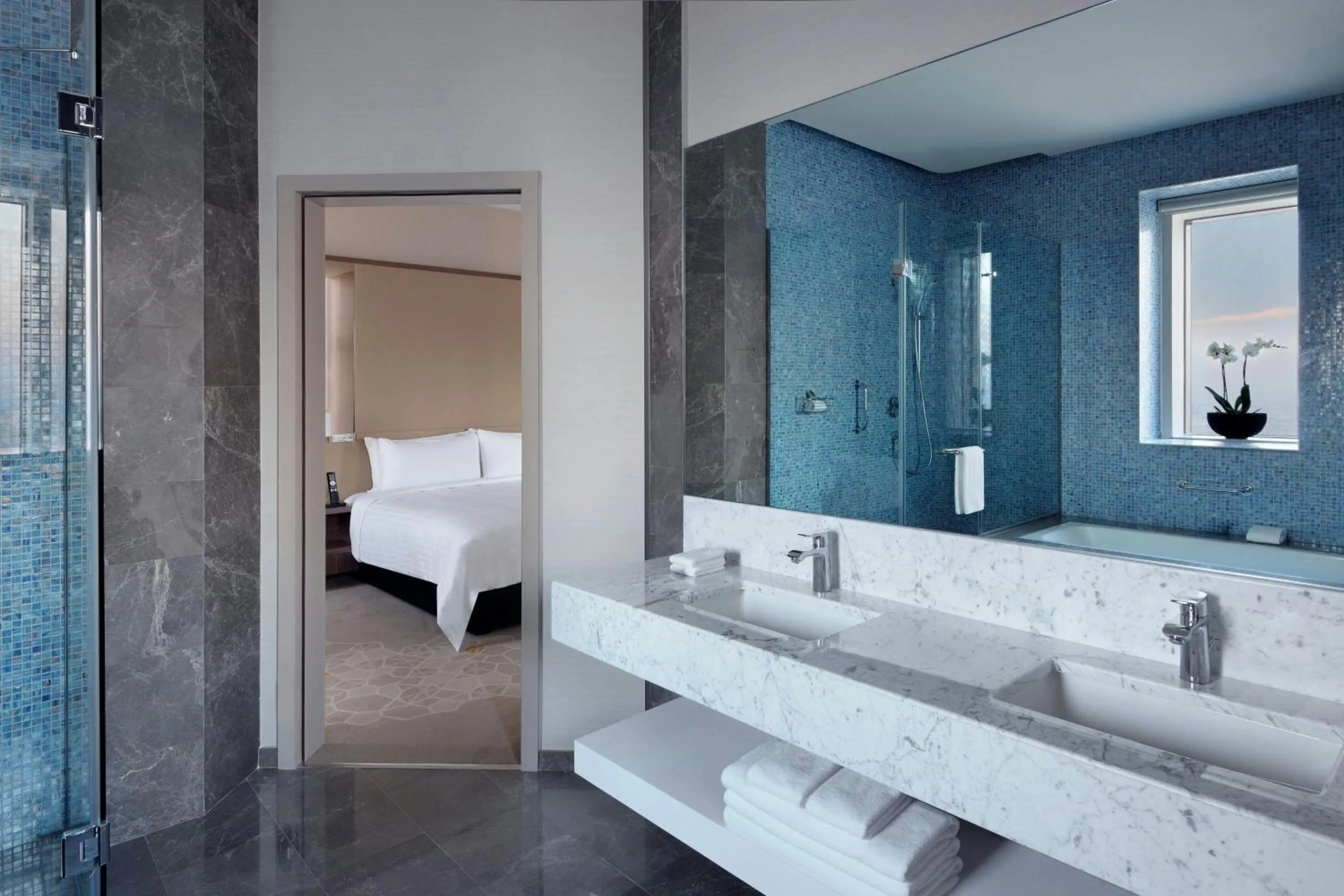 Bathroom, Bed in Istanbul Marriott Hotel Sisli