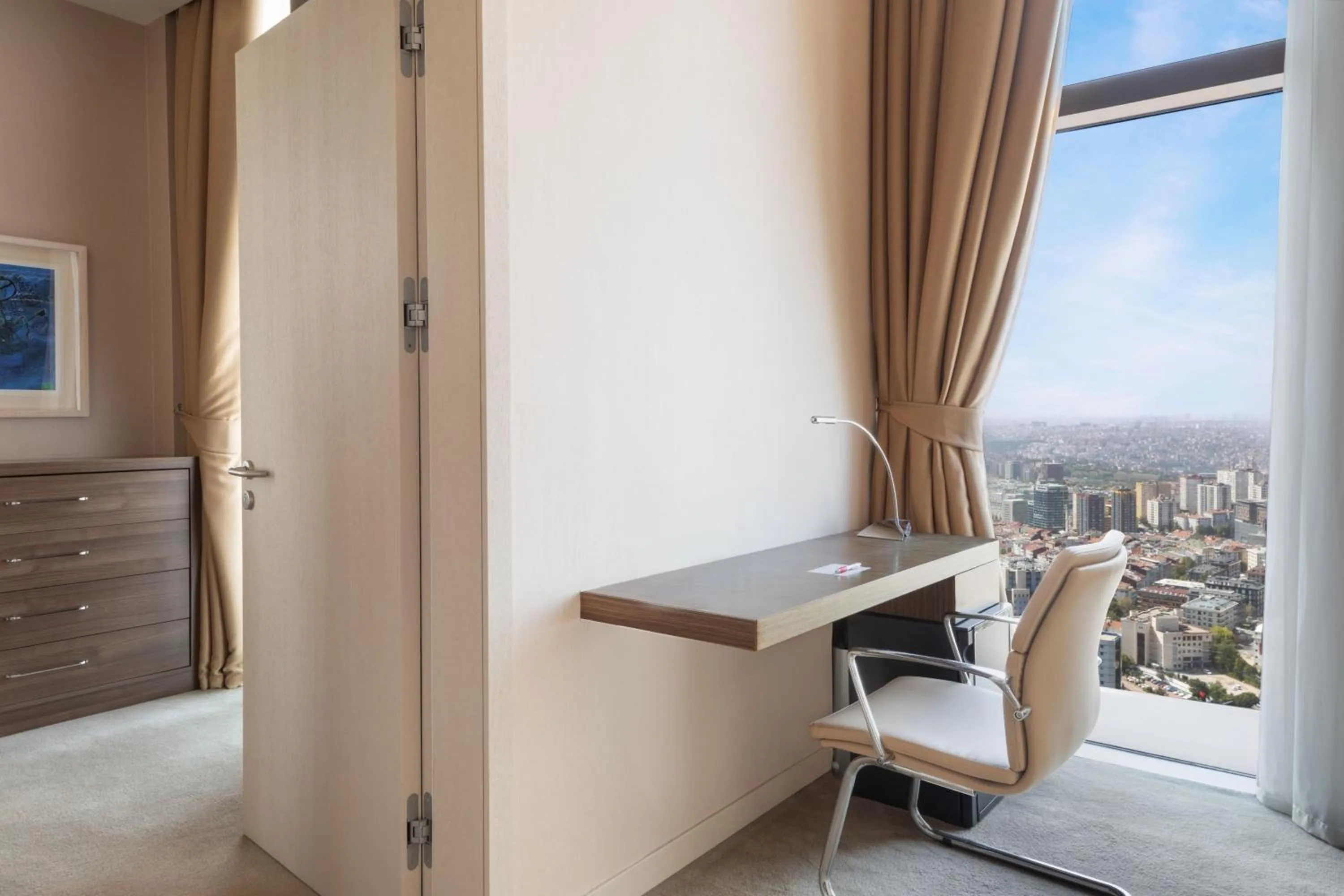 Photo of the whole room in Istanbul Marriott Hotel Sisli