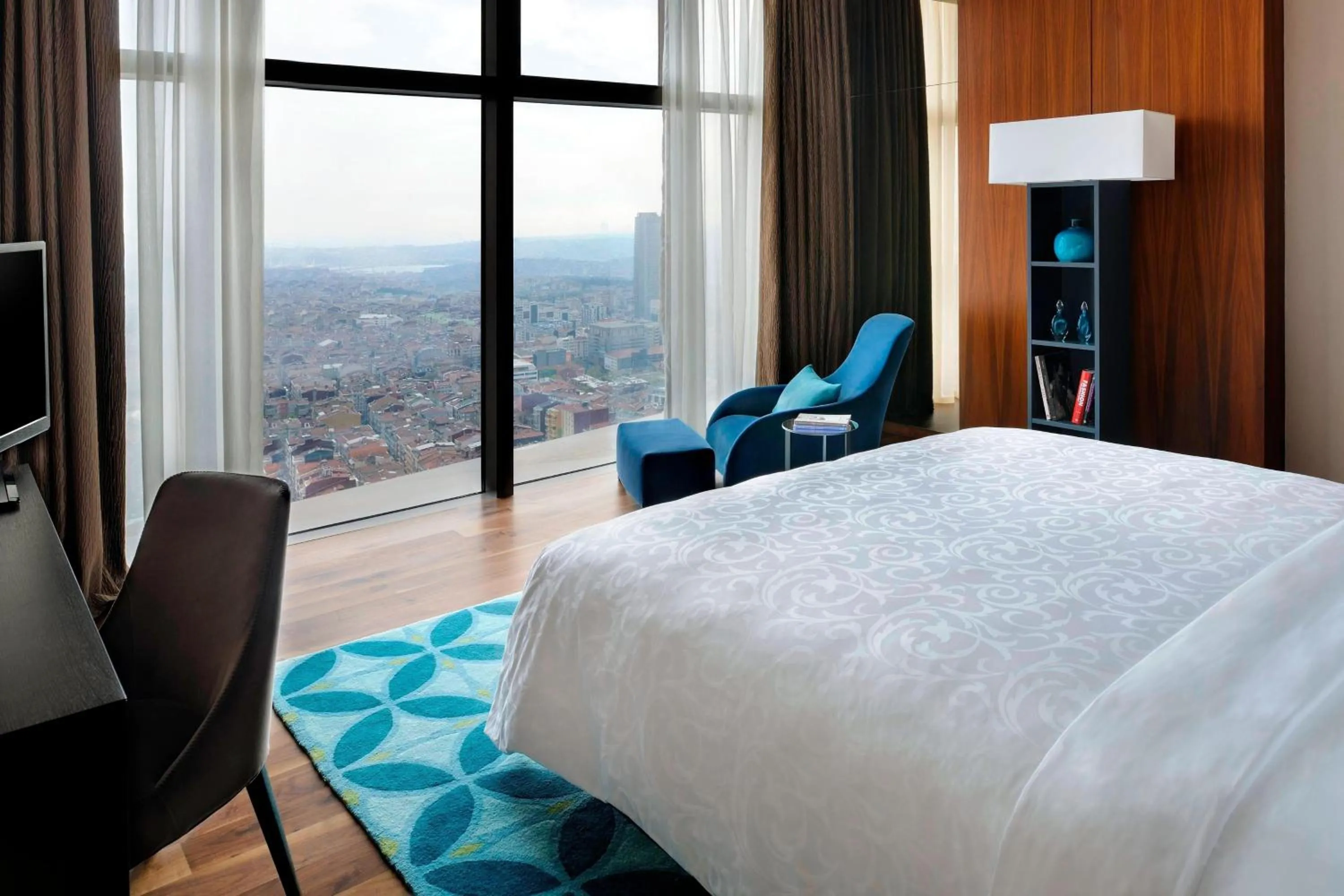 Photo of the whole room, Bed in Istanbul Marriott Hotel Sisli