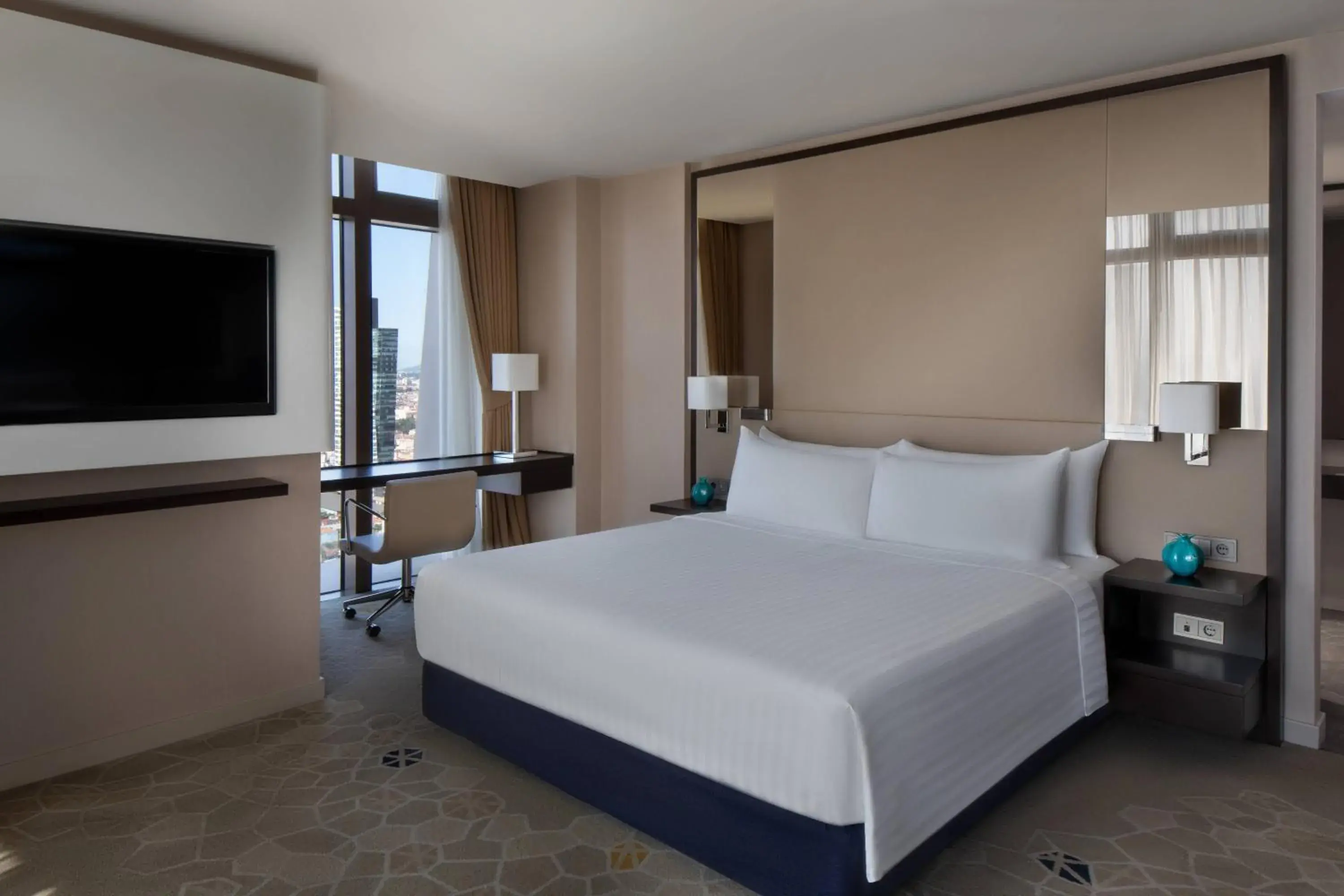 Deluxe King Room with City View in Istanbul Marriott Hotel Sisli Deluxe King Room with City View in Istanbul Marriott Hotel Sisli