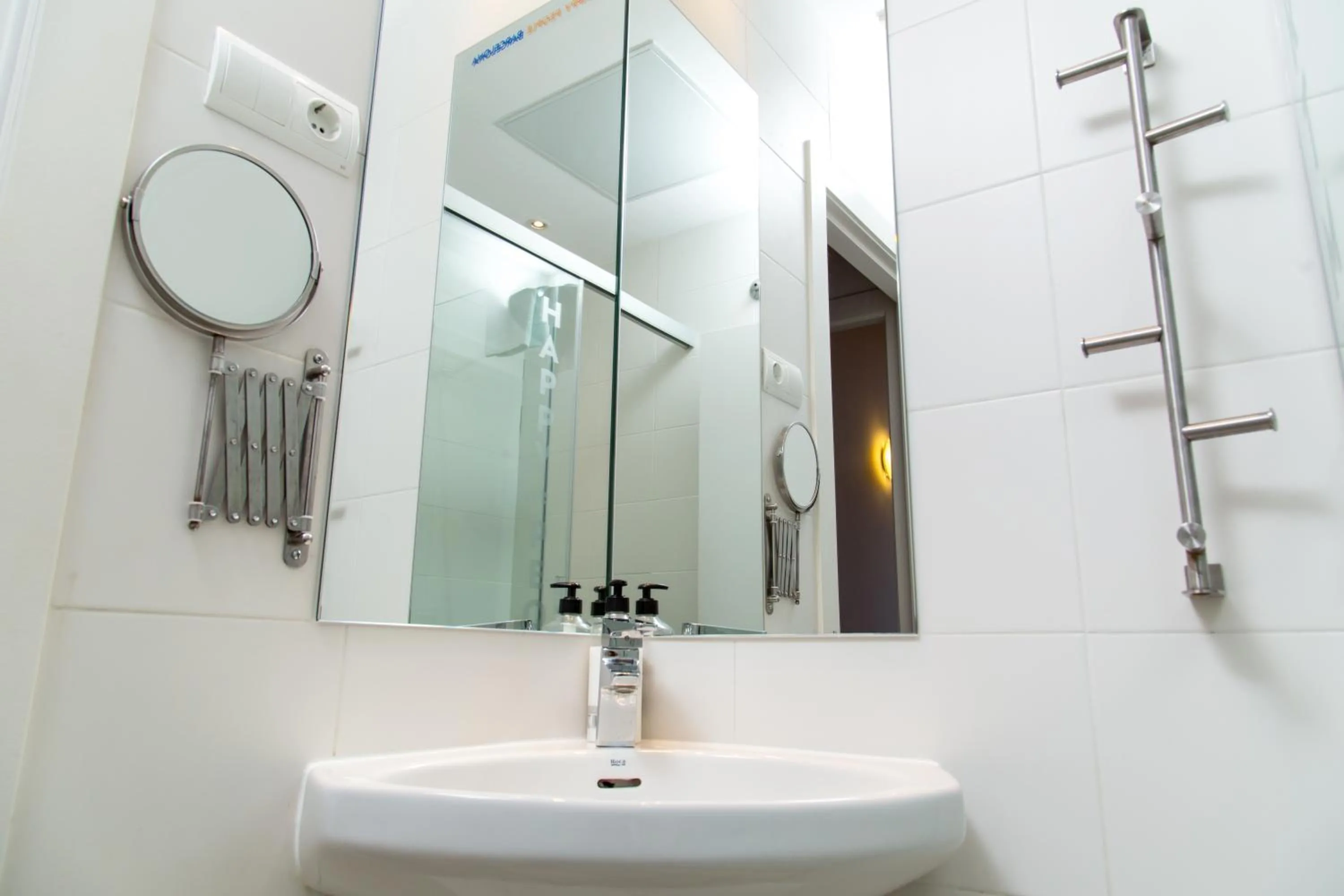 Toilet in Happy People Plaza España Apartments