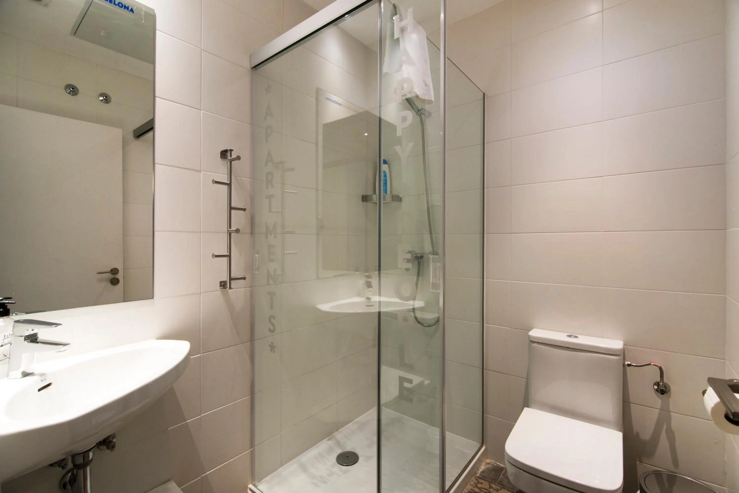 Shower in Happy People Plaza España Apartments