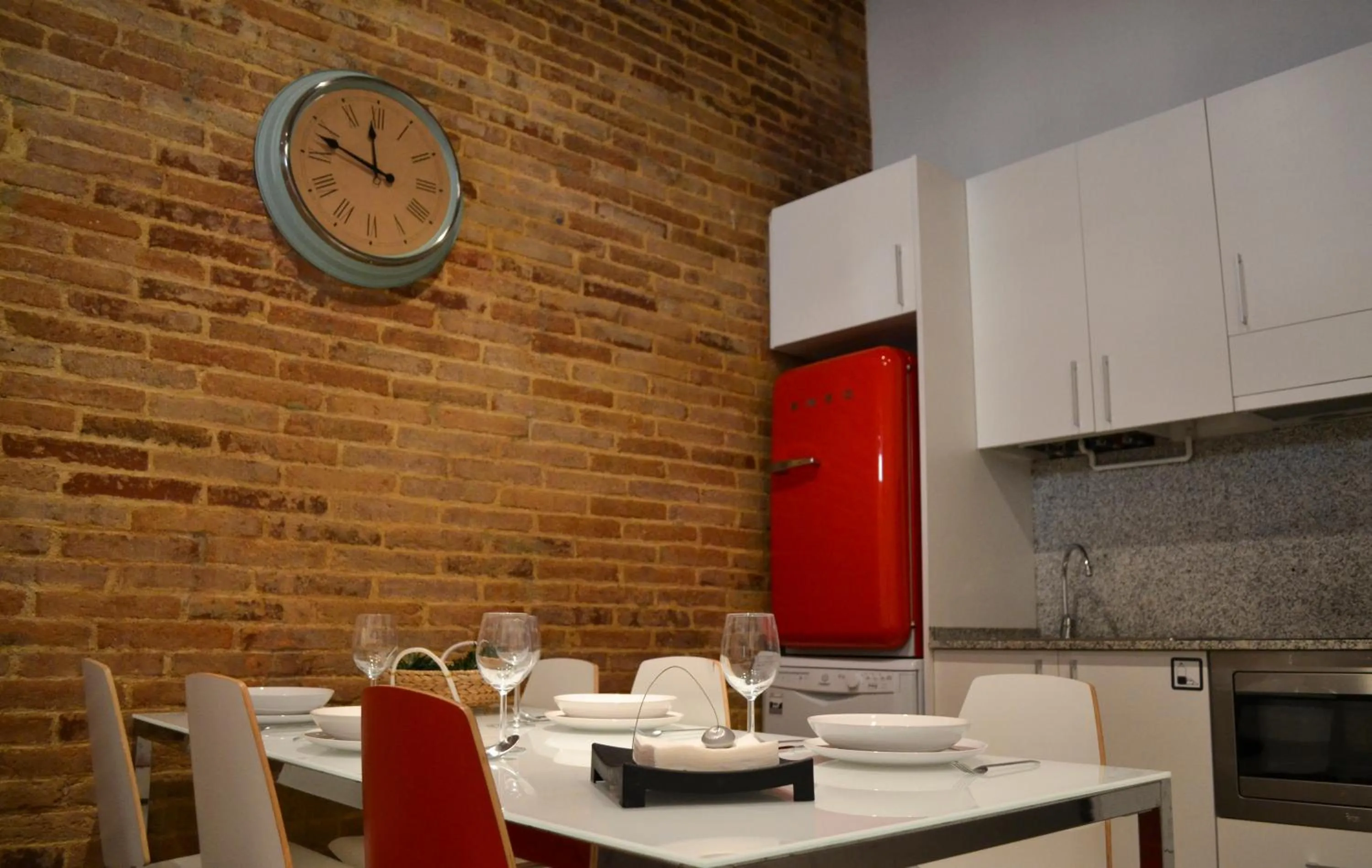Kitchen or kitchenette in Happy People Plaza España Apartments