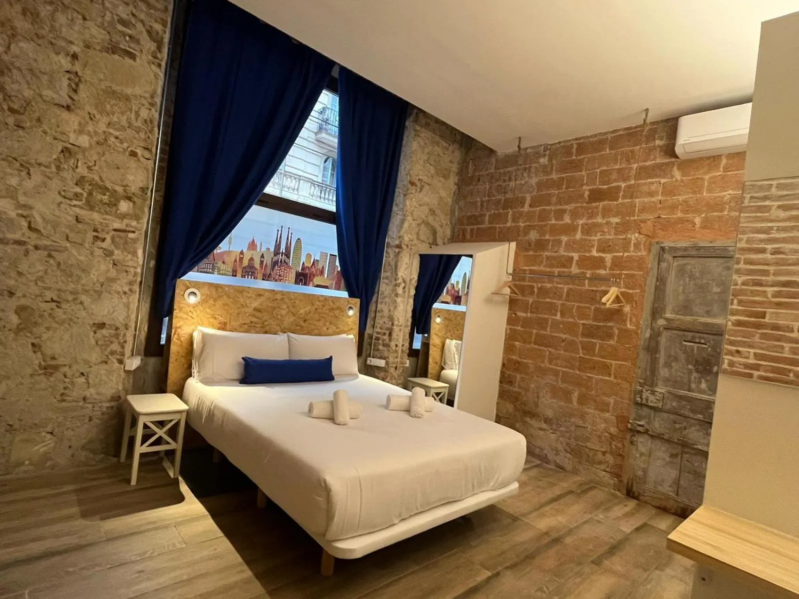 Bed in Happy People Plaza España Apartments