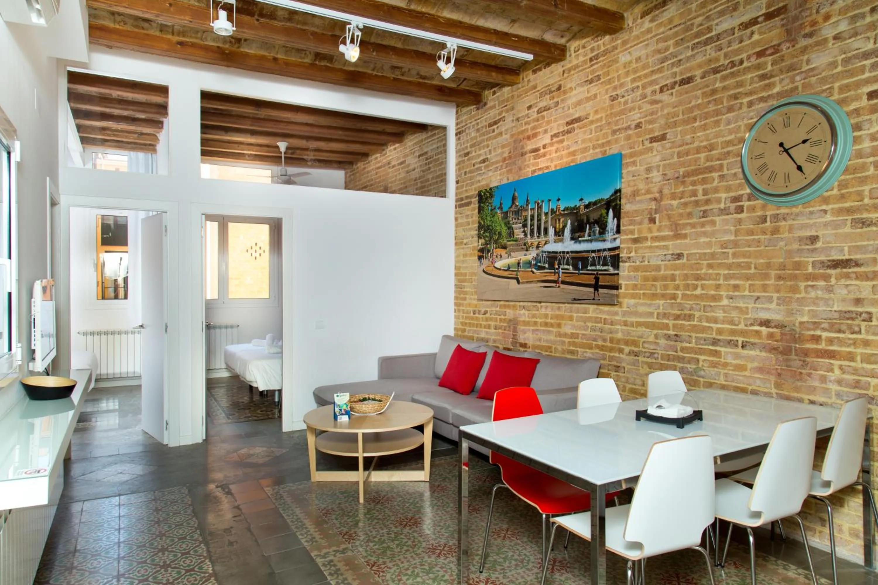 Dining area in Happy People Plaza España Apartments