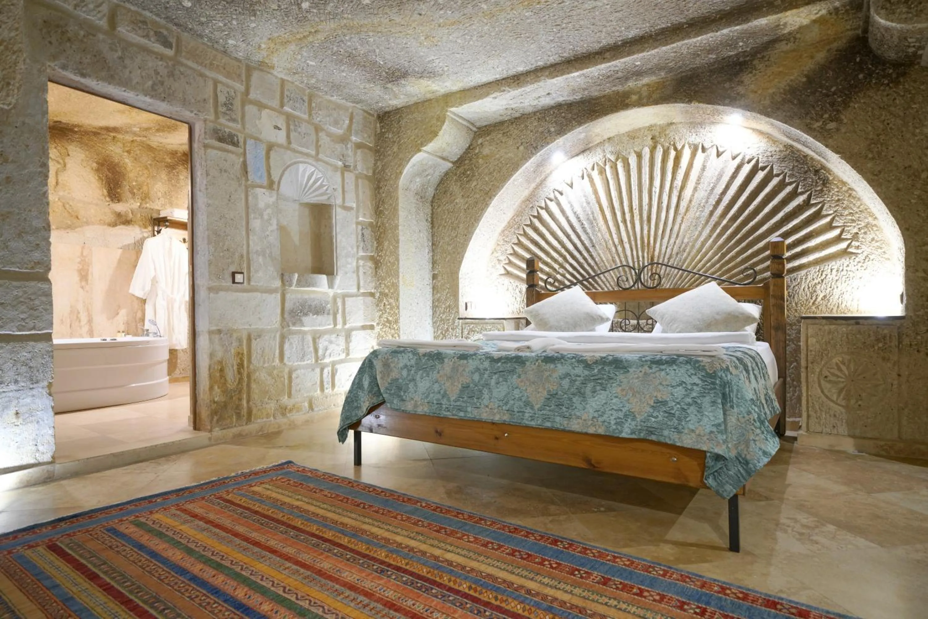 Photo of the whole room, Bed in Kaya Konak Cave