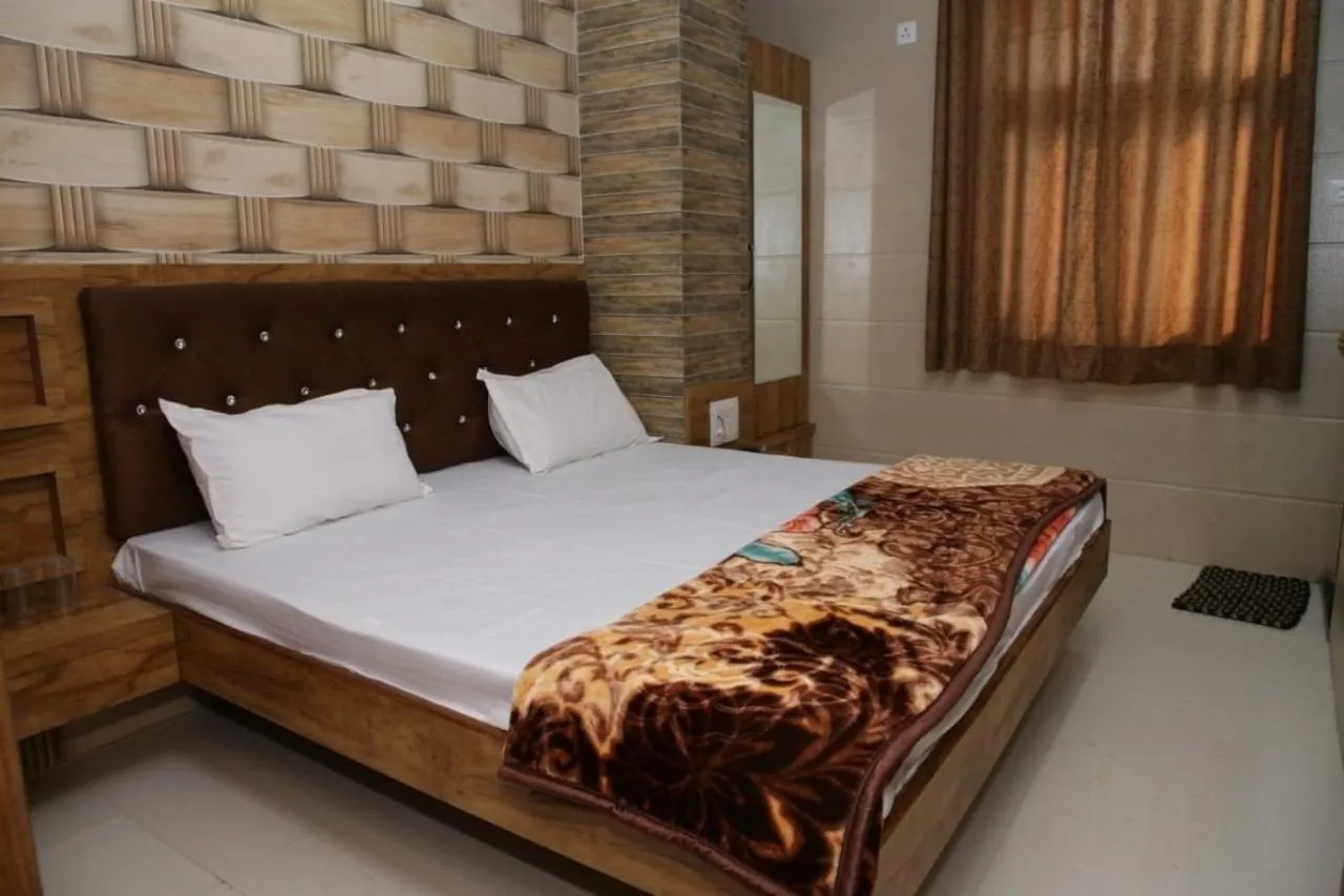 Bed in Hotel Al Sharif Manzil 90 Mtrs from Dargah