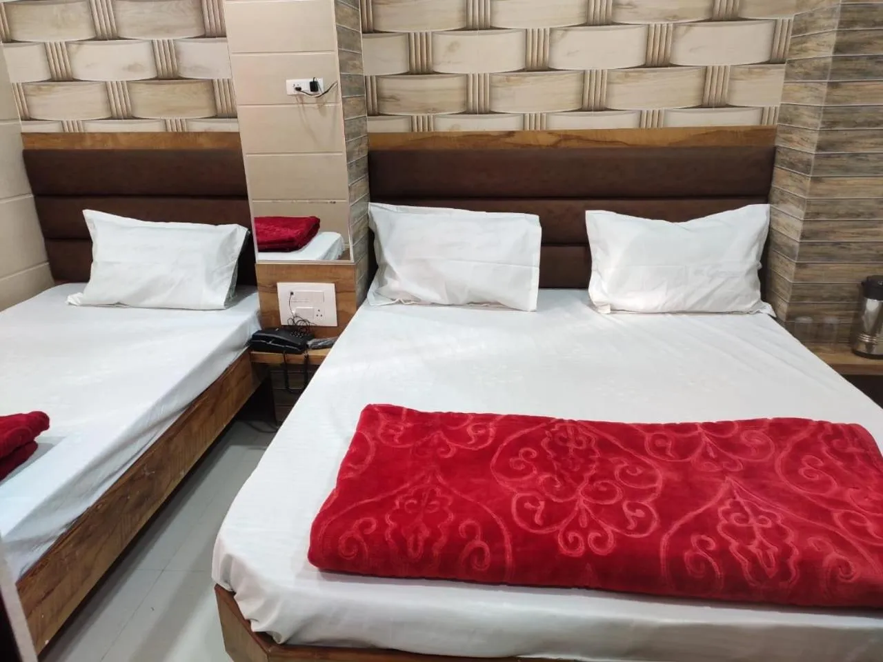 Bed in Hotel Al Sharif Manzil 90 Mtrs from Dargah