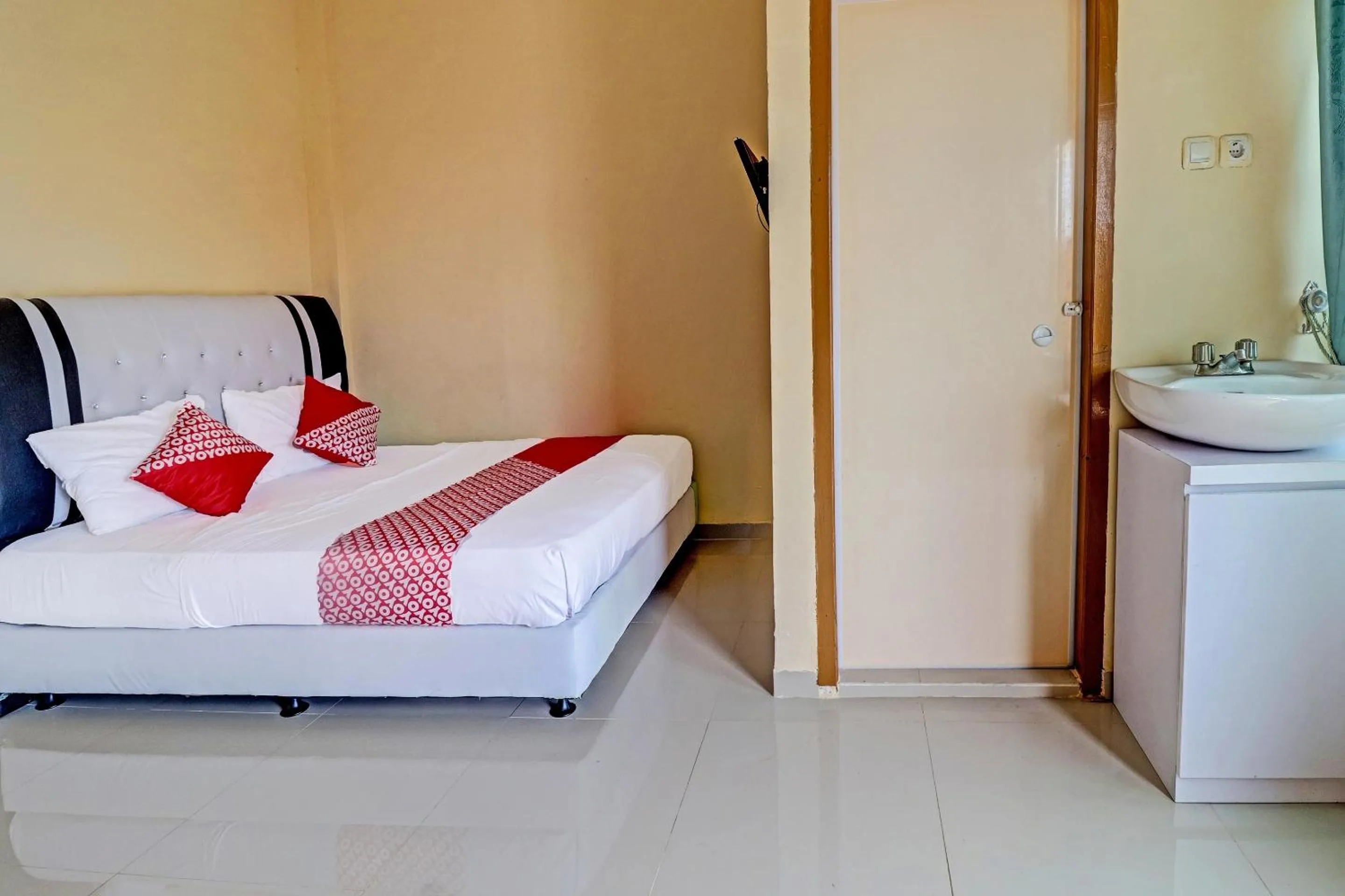 Bedroom in OYO 90945 Arizon Kost