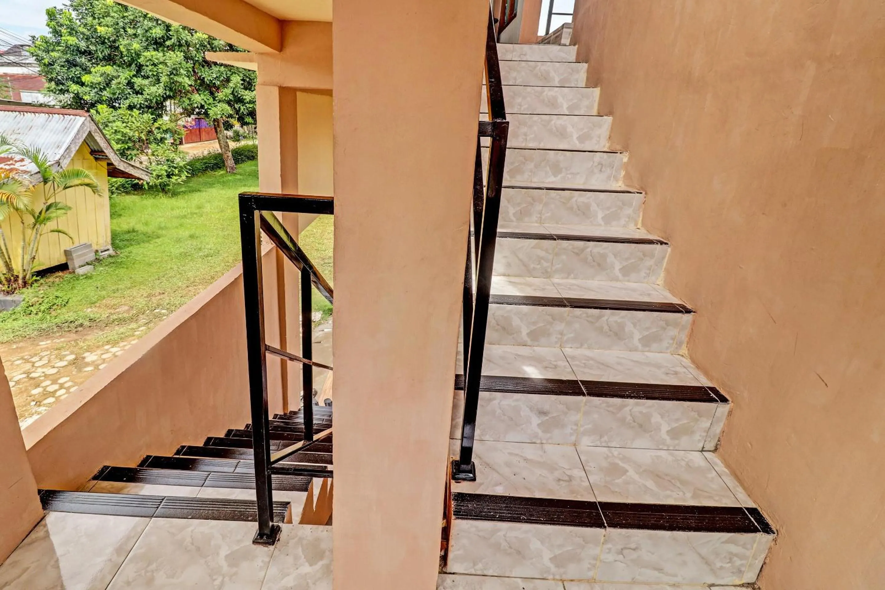 Lobby or reception in OYO 90945 Arizon Kost