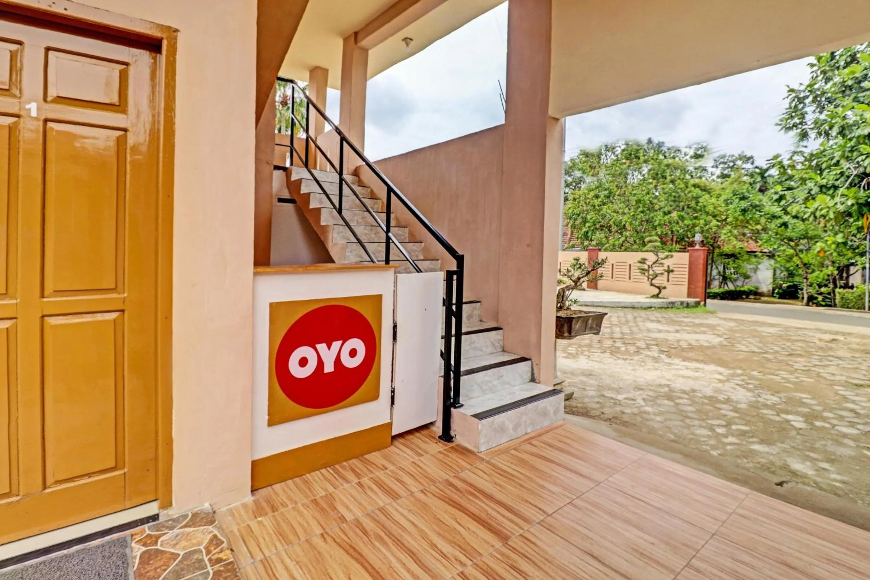 Lobby or reception in OYO 90945 Arizon Kost