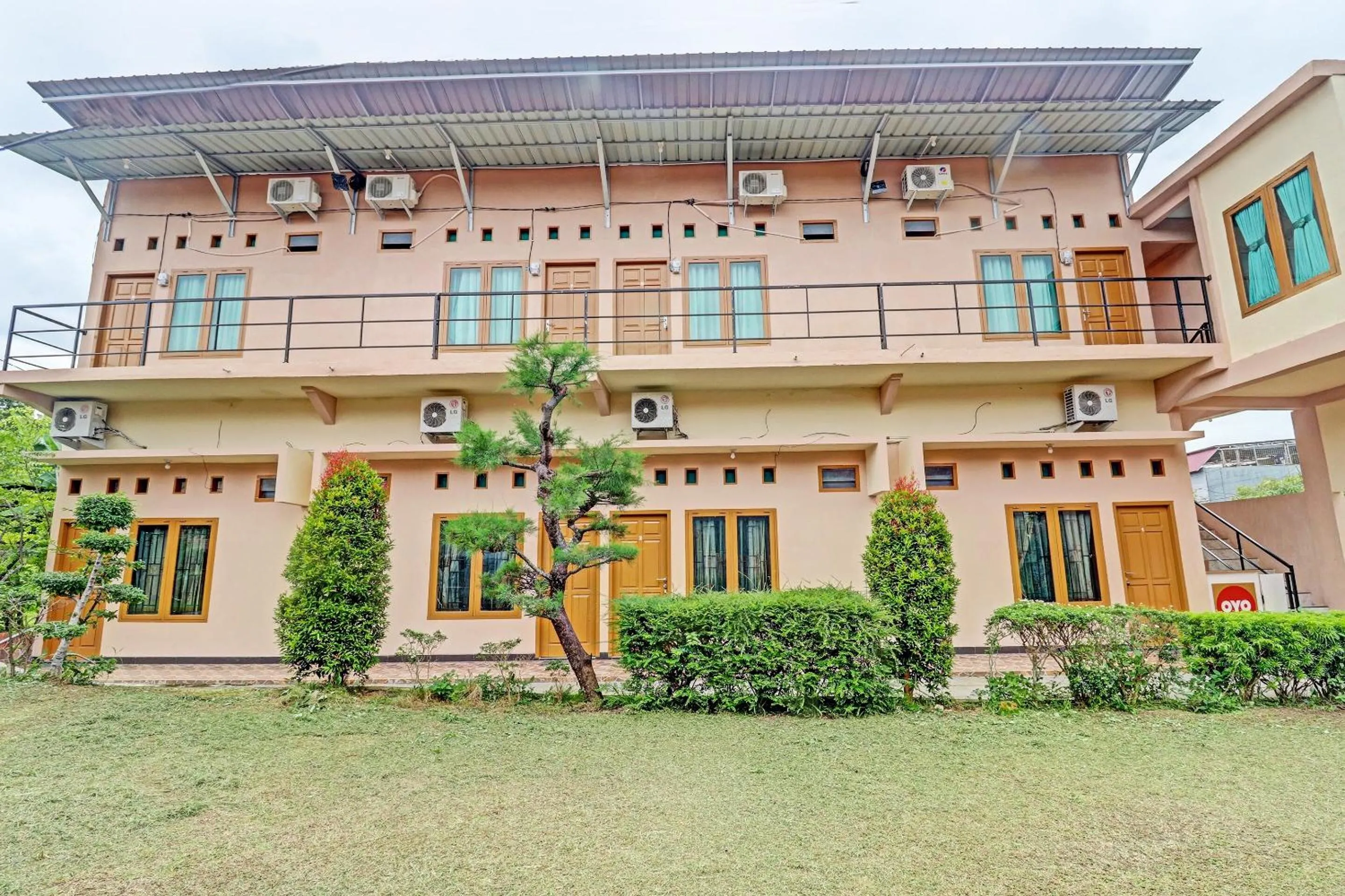 Facade/entrance in OYO 90945 Arizon Kost