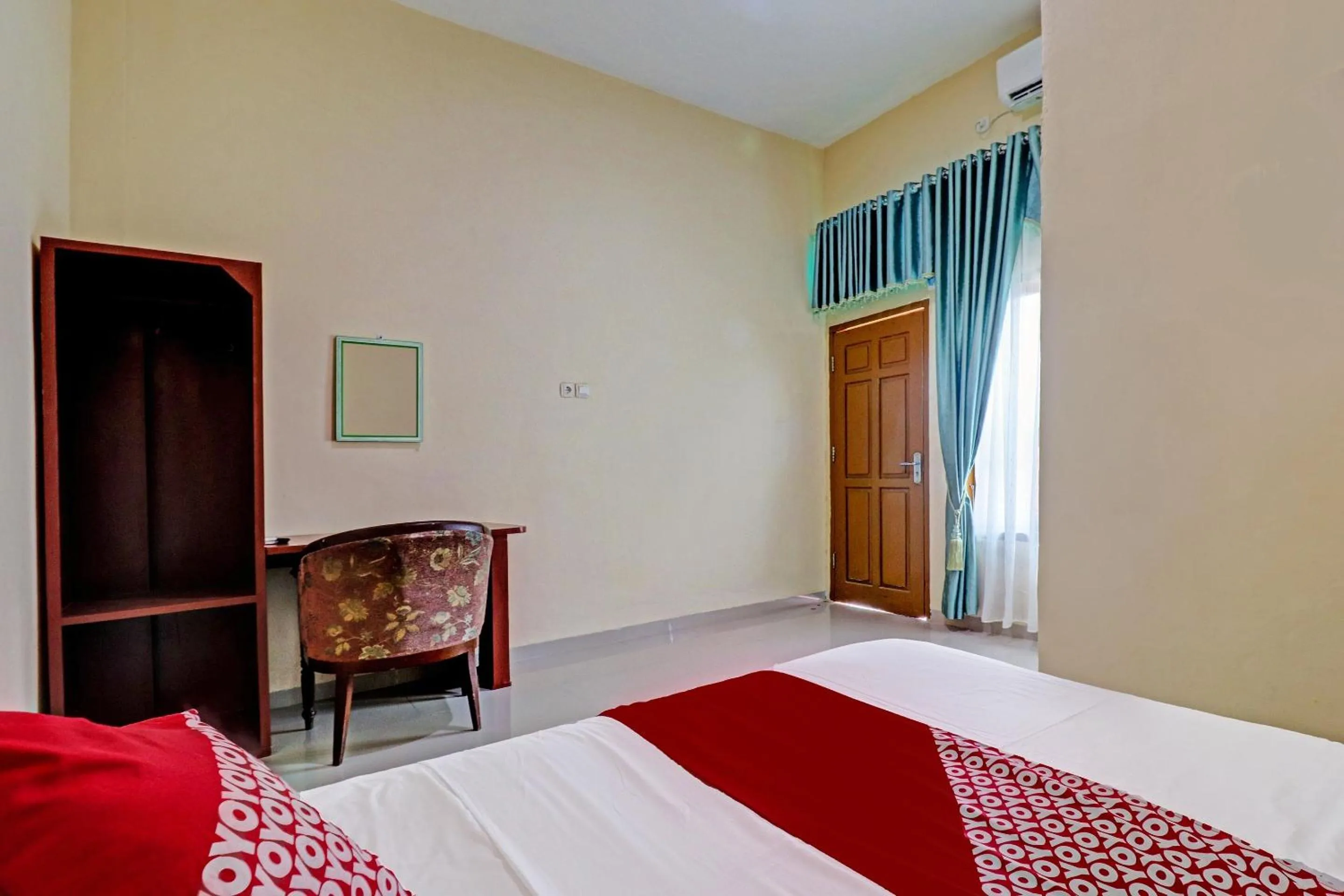 Bedroom in OYO 90945 Arizon Kost